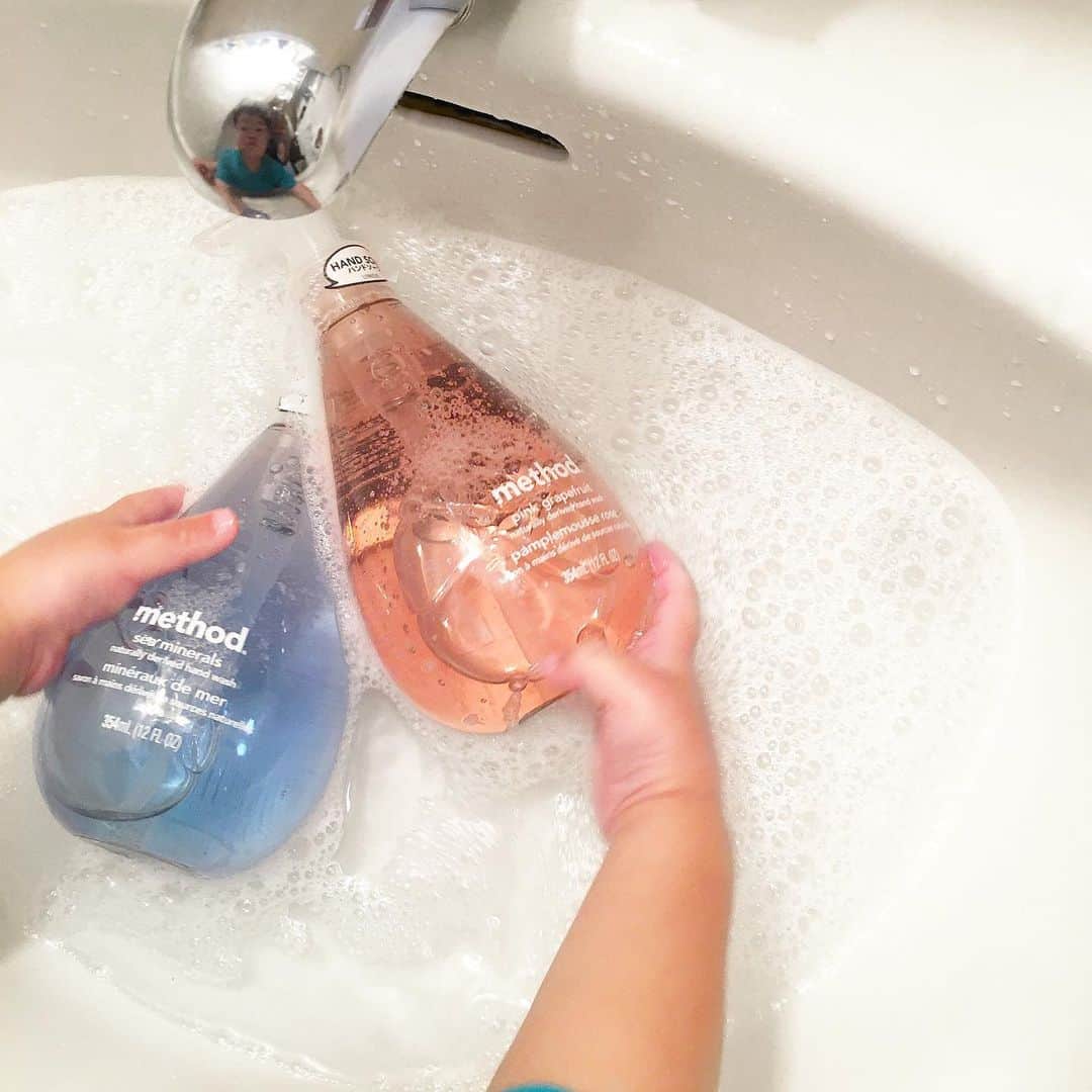 Momoさんのインスタグラム写真 - (MomoInstagram)「Washing time👏🏻🚰🧼 ㅤㅤㅤㅤㅤㅤㅤㅤㅤㅤ @method.japan のハンドソープ 毎日使ってみて気づいたこと！ ㅤㅤㅤㅤㅤㅤㅤㅤㅤㅤ 🧼軽い泡立ち 🧼泡立ちすぎない 🧼すすぐ時、泡切れがとても良い！ ㅤㅤㅤㅤㅤㅤㅤㅤㅤㅤ これって、手にも優しいのは勿論のこと お水を使い過ぎずにすすぎができるってことは、地球にも優しいってことだよなぁと🌍 ㅤㅤㅤㅤㅤㅤㅤㅤㅤㅤ 一日に何度も何度も、そして毎日手を洗うわけだから ここで使うお水を減らすってすごく大事じゃん！ と、当たり前なんだけど改めて感じたよ🌼 ㅤㅤㅤㅤㅤㅤㅤㅤㅤㅤ 帰宅すると、息子も自ら手を洗いに行くようになってくれて (たぶん水遊びだと思ってる) ハンドソープ頂戴！と手出してくるのがとても愛おしい👶🏻🤚🏻 ㅤㅤㅤㅤㅤㅤㅤㅤㅤㅤ  #メソッドハンドソープ #ハンドソープ #メソッド #メソッドジャパン #method #methodjapan #soap #wash #PR #エコ #ハッピー #おしゃれ #カワイイ #ナチュラル #カラフル #楽しい #インテリア #植物由来 #メソッドアンバサダー」6月29日 1時40分 - m_o_m_o_e