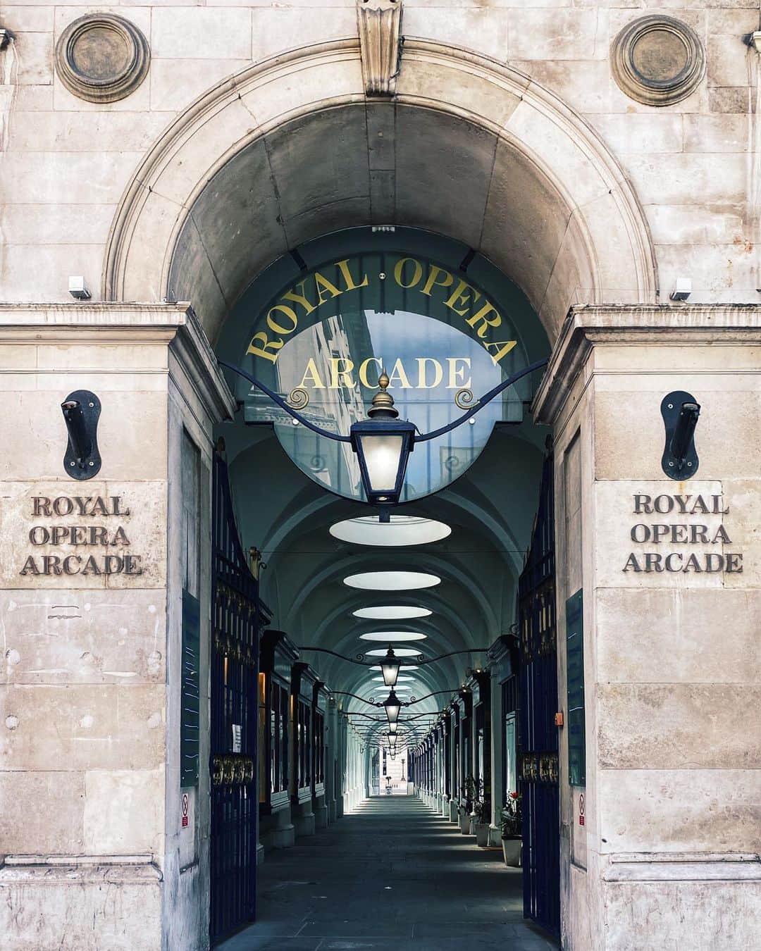 @LONDON | TAG #THISISLONDONさんのインスタグラム写真 - (@LONDON | TAG #THISISLONDONInstagram)「@MrLondon passing the #RoyalOperaArcade and the #RoyalAcademyOfArts earlier. No-one around! 😳 Such a beautiful arcade and the academy architecture is 😍😍😍 _______________________________________  #thisislondon #lovelondon #london #londra #londonlife #londres #uk #visitlondon #british #🇬🇧 #asundaycarpic #morgan #morganmotorcompany #morganroadster #supercarsoflondon」6月29日 1時36分 - london