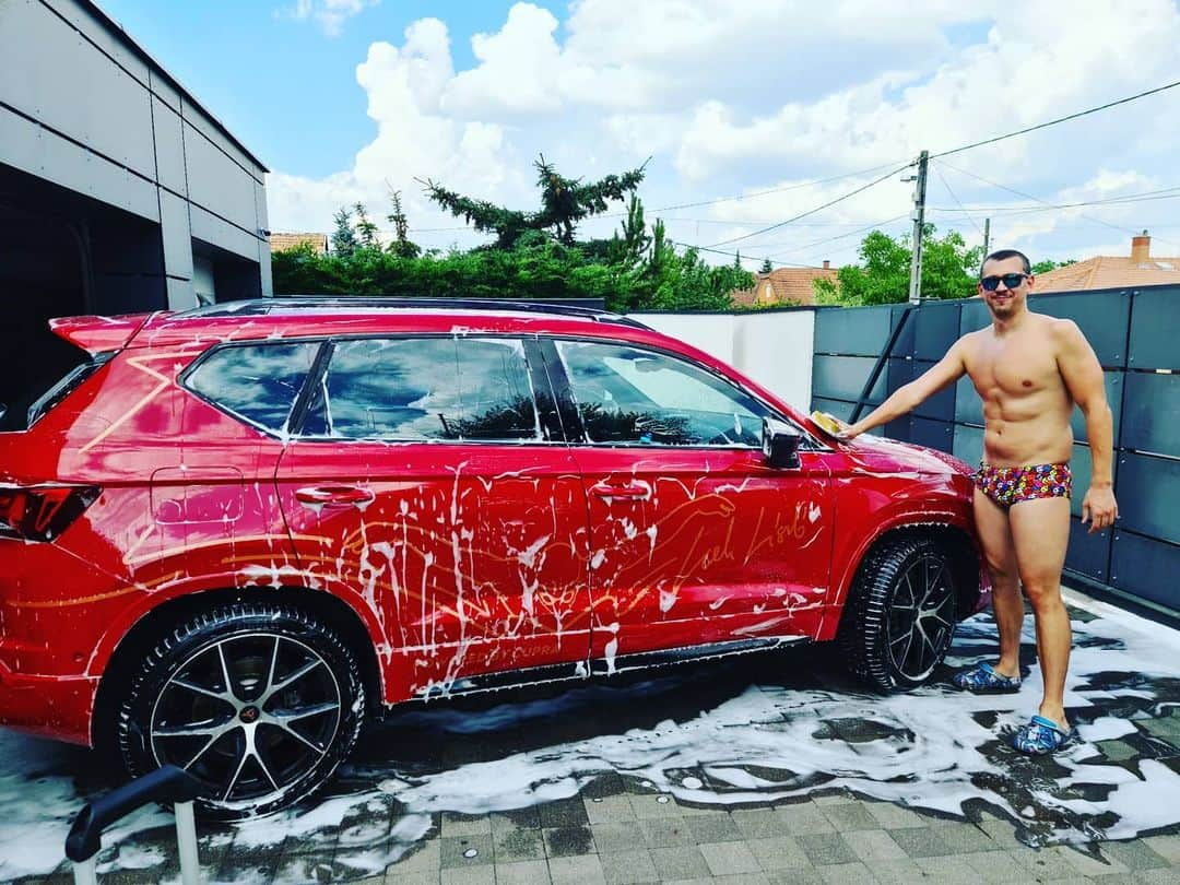 ラースロー・シェーさんのインスタグラム写真 - (ラースロー・シェーInstagram)「Kocsi mosás!🌞🚘 Car wash!🌞🚘 #cupraateca #carwash #cuprahu #seathu」6月29日 1時49分 - csehlaszlo