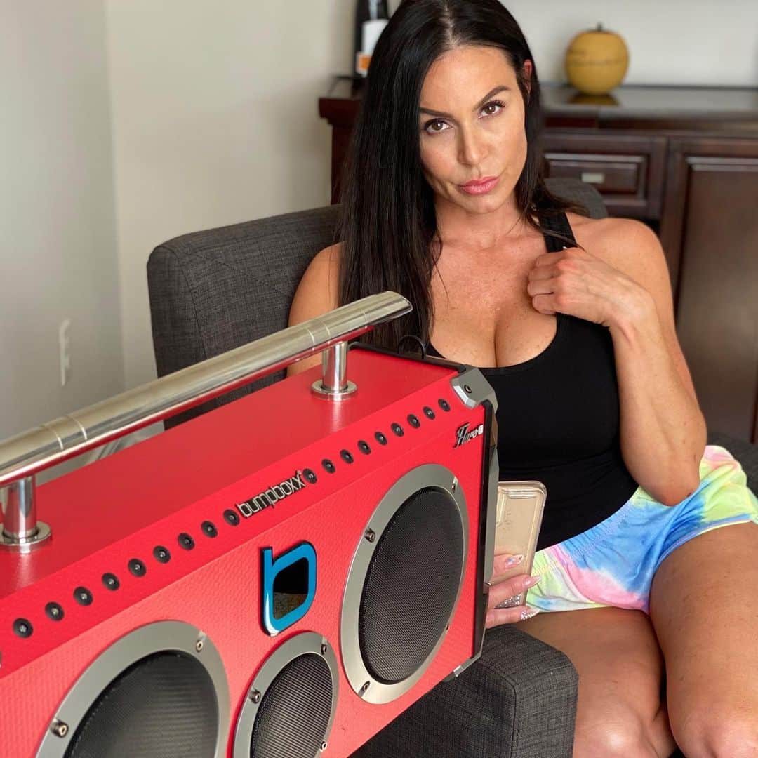 Kendra Lustさんのインスタグラム写真 - (Kendra LustInstagram)「#sundayfunday gonna relax with @bumpboxx so cool just connects to Bluetooth gonna listen to my favorite #podcast .. @callherdaddy @cheetosantino 🙌🏻 always make me laugh! Sorry photo is #raw and #unedited #KeepItRealish」6月29日 1時57分 - kendralust