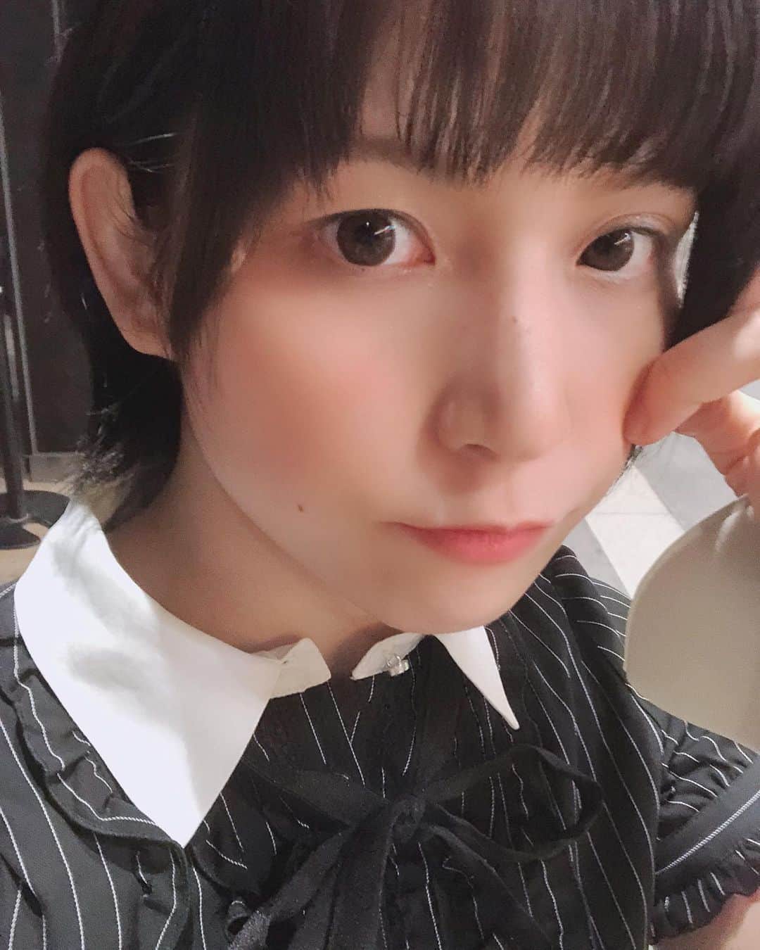 柏木あみのインスタグラム：「最近やっと今の目の状態に合うカラコンと巡り会えた😂 黒目の部分が日本人平均より小さくて三白眼気味だからカラコンあるだけで超便利！  #黒髪ショート #モノトーンコーデ #女子大生AV女優 #カラコンは度あり」