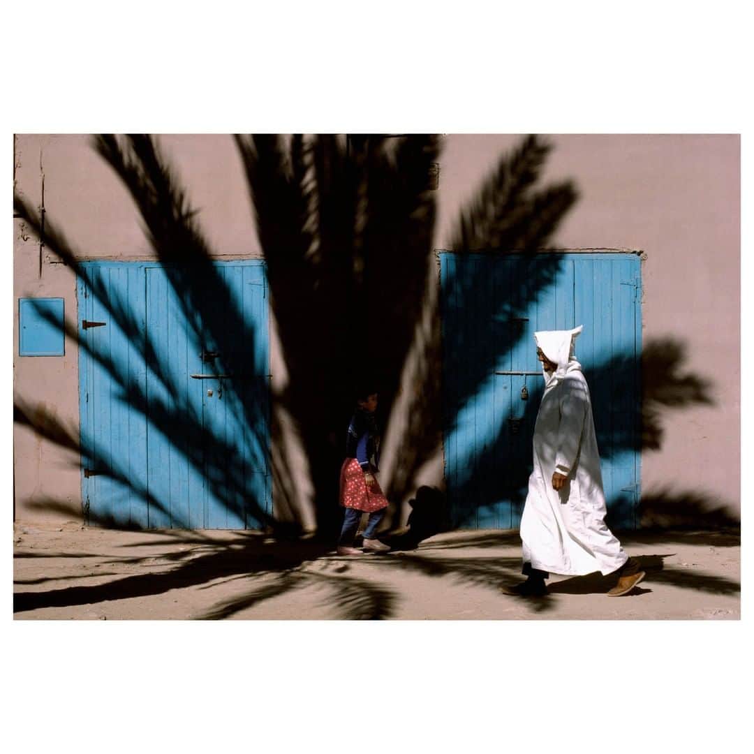 Magnum Photosさんのインスタグラム写真 - (Magnum PhotosInstagram)「"Shadows have as much weight as people and objects, introducing the mystery of another dimension" - Carole Naggar⁠ .⁠ In the course of a long career, Bruno Barbey has traveled all over the world, but Morocco keeps attracting him like a magnet. ⁠ .⁠ We revisit the photographer's work made in Morocco which he started almost fifty years ago, on Magnum today.⁠ .⁠ See a selection of the images and observations on his work by Carole Naggar at the link in bio.⁠ .⁠ PHOTO: Village of Maadid, near Erfoud. Morocco. 2002. ⁠ .⁠ © Bruno Barbey/#MagnumPhotos」6月29日 2時01分 - magnumphotos
