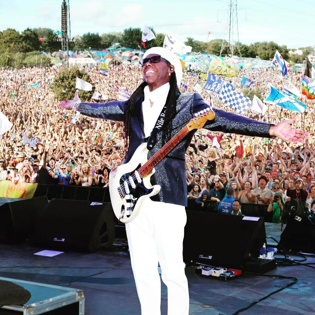 ナイル・ロジャースさんのインスタグラム写真 - (ナイル・ロジャースInstagram)「This was me three years ago @glastofest Tonight @bbc will broadcast our performance at 8pm GMT. This was a great day my life」6月29日 2時01分 - nilerodgers