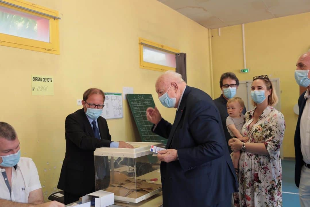 ルモンドさんのインスタグラム写真 - (ルモンドInstagram)「Suivez la journée de vote pour le second tour des élections municipales, qui se tient dimanche 28 juin dans près de 5 000 communes.⁣ Le principal enjeu de ce scrutin hors normes, organisé trois mois après le premier tour, est la relance de la participation, alors que la crise sanitaire perdure. Pour le premier tour, moins d’un électeur sur deux (44,3 %, contre 63,5 % en 2014) s’était déplacé en raison des risques de contamination. A l’issue d’une campagne souvent cantonnée aux réseaux sociaux et aux médias, une abstention massive se profile à nouveau. A 17 heures, la participation est de 34,67 %, selon le ministère de l’intérieur. Elle était de 38,8 % au premier tour à la même heure. Et elle est en baisse de près de 20 points par rapport au second tour en 2014 (52,4 %).⁣ -⁣ 1 : Un bureau de vote dans la mairie du 20e arrondissement de Paris, le 28 juin. Photo : @laurencegeai #PourLeMonde⁣ 2 : Le maire sortant de Bordeaux, Nicolas Florian, le 28 juin. Photo : @agnes_dherbeys / @agence_myop #PourLeMonde⁣ 3 : Edouard Philippe vote au Havre. Photo : @coutausse #PourLeMonde⁣ 4 : Maria et Marcelino à la sortie de la mairie de Saint-Denis. Ils votent ici depuis 1973. Photo : @camillemillerand #PourLeMonde⁣ 5 : A Lyon, le candidat d'Europe Ecologie-Les Verts, Grégory Doucet, est arrivé en tête au premier tour. Photo : @brunoamsellem #PourLeMonde⁣ 6 : Rachida Dati, candidate à la mairie de Paris. Photo : @muguetjulien #PourLeMonde⁣ 7 : Devant un bureau de vote à Toulouse. Photo : Vincent Nguyen #PourLeMonde⁣ 8 : Louis Aliot, tête de liste du Rassemblement national à Perpignan, au bureau de vote de la mairie. Photo : @georgesbartoli #PourLeMonde⁣ 9 : Dans un bureau de vote à Montpellier. Photo : @mehlsandra #PourLeMonde⁣ 10 : Jean-Claude Gaudin, le maire sortant de Marseille, 80 ans. Photo : @⁣ france_keyser / @agence_myop #PourLeMonde⁣ -⁣ #Municipales」6月29日 2時01分 - lemondefr