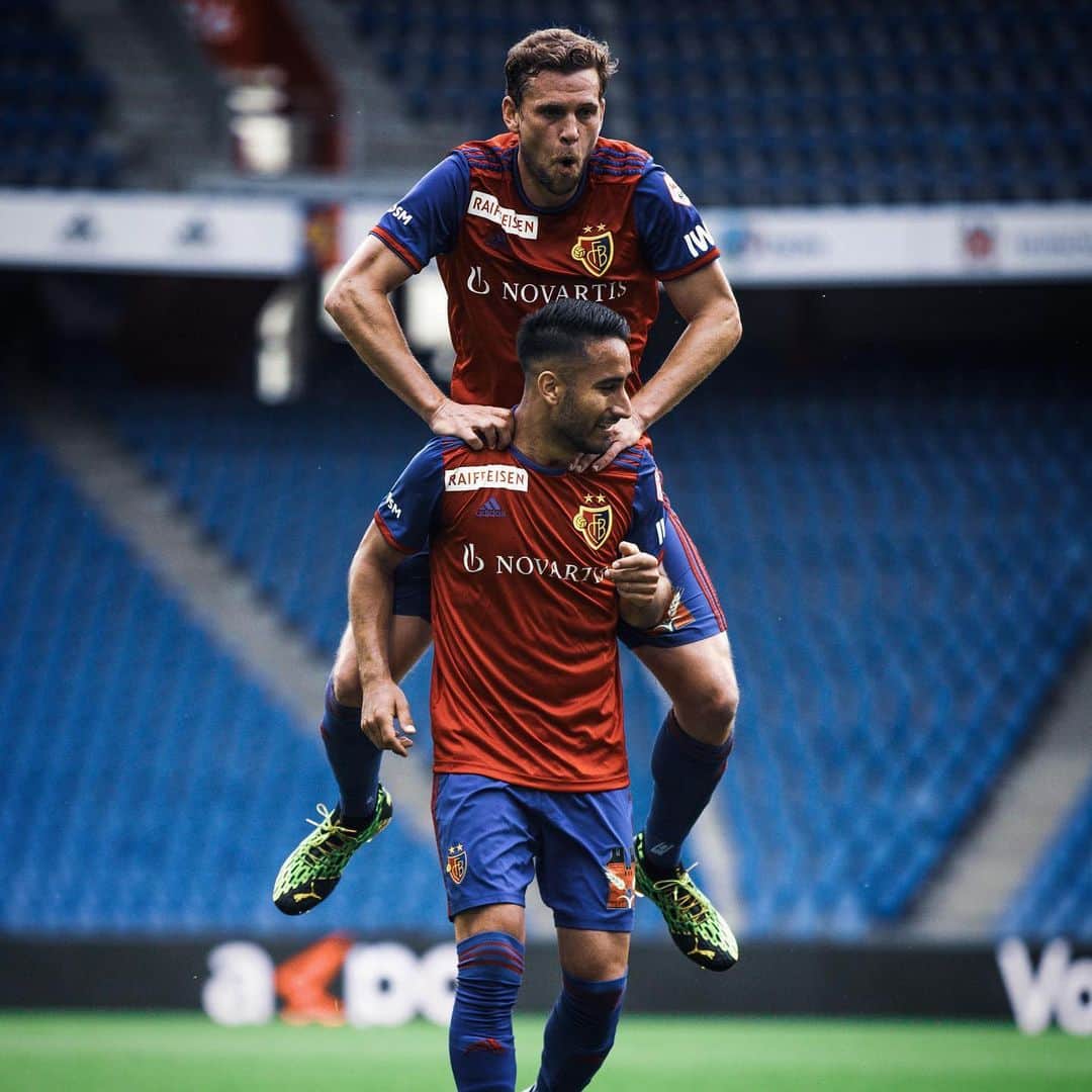 のインスタグラム：「#plus3 #immerweiter #zämmestark ❤️💙 @fcbasel1893」