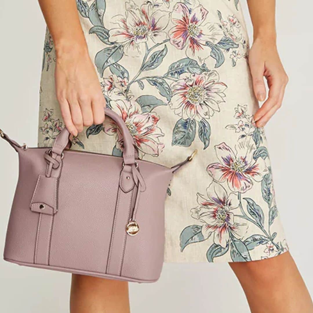 ローラアシュレイのインスタグラム：「We're dreaming of summertime, and you can ensure your look is sunshine-ready with our Spring Summer Collections. Shop all fashion accessories at least 50% off.」