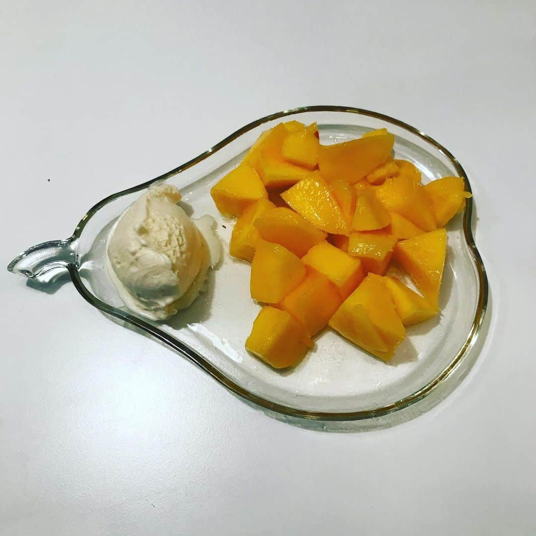 丸山敬太さんのインスタグラム写真 - (丸山敬太Instagram)「そしてご近所さんからいただいた 完熟マンゴー  美味しゅうございました。  ダイエットは遠いw」6月29日 2時04分 - keitamaruyama