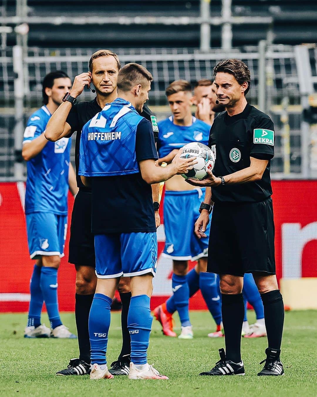 TSG1899ホッフェンハイムさんのインスタグラム写真 - (TSG1899ホッフェンハイムInstagram)「Andrej and his best friend. And the referee. #bvbtsg #bundesliga #tsg」6月29日 2時04分 - tsghoffenheim