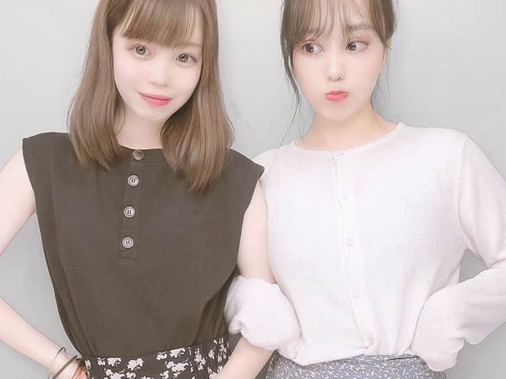 mayuのインスタグラム：「🍺💌 雨で髪と顔オワタ たのぴ」