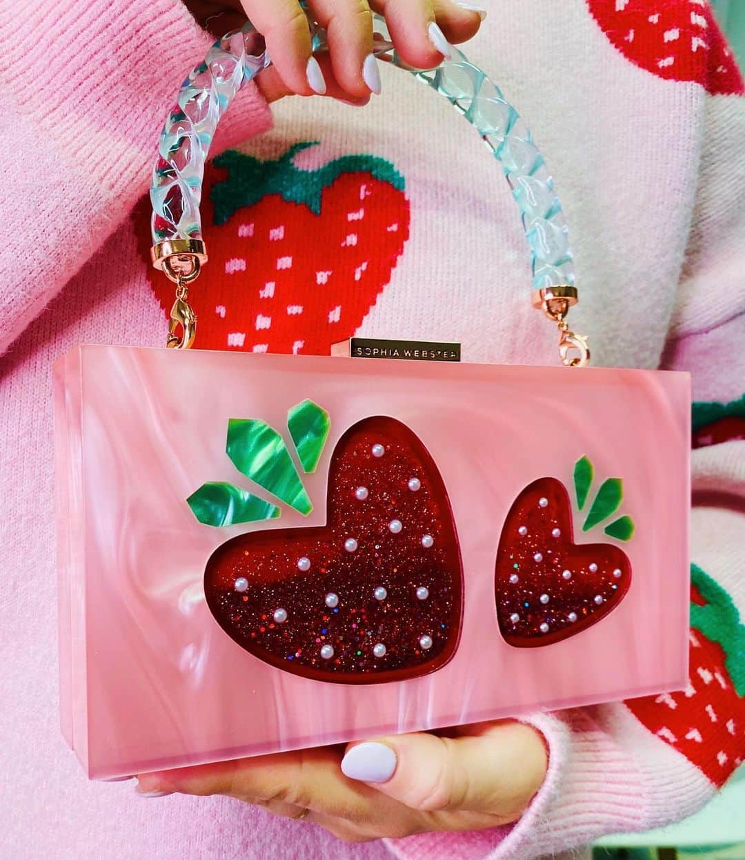 SOPHIA WEBSTERさんのインスタグラム写真 - (SOPHIA WEBSTERInstagram)「Shaken not stirred 🍓 Strawberry punch is coming right up!⁣⁣ ⁣⁣ Head to sophiawebster.com to find more juicy #SophiaWebsterSale treats 💗⁣⁣ ⁣⁣ #SophiaWebster⁣⁣」6月29日 2時16分 - sophiawebster