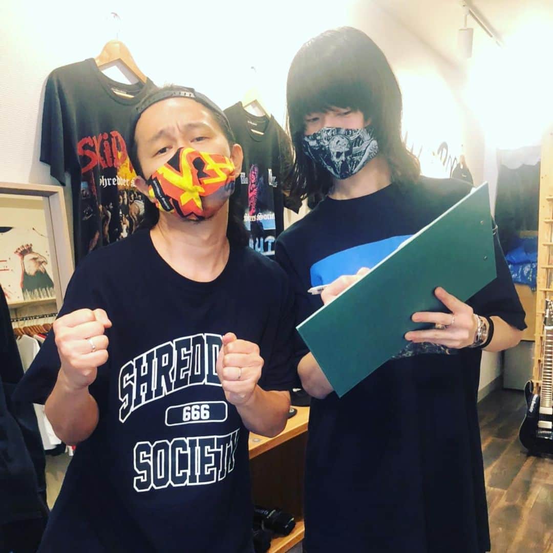 Kuboty のインスタグラム：「2日間の人生初ポップアップお疲れ様でしたおれ！！！ めちゃくそ疲れたけど充実しまくりました。 引き続き音楽も服も遊びも学びも、やりたい事ひとつ残らず全力で楽しむスタイルを貫きます。 関わってくださって全ての皆様ありがとうございます。  以下相棒の安井くん(下北沢シェルターアルバイト26歳)より  Shredders Society初となるPOP UP STORE無事終了しました。ご来店してくださった方本当にありがとうございました。﻿ ﻿ 大変な時期に遠方からお越しくださった方もいて嬉しい限りです。商品を実際に手に取って見ていただき幅広い世代の方とお話することができて二日間があっと言う間に過ぎ去ってしまいました。﻿ ﻿ オンラインストアの販売だけでは決して感じることができない温もりのある幸せな経験ができました。今回のPOP UP STOREを開催できて本当に良かったです！﻿ ﻿ 歴史が長い訳でもなく、まだまだ始まったばかりのブランドではございますが、皆さんが喜んでくれるものを作っていきますので今後ともShredders Societyをよろしくお願いいたします。﻿ ﻿ #shredderssociety」