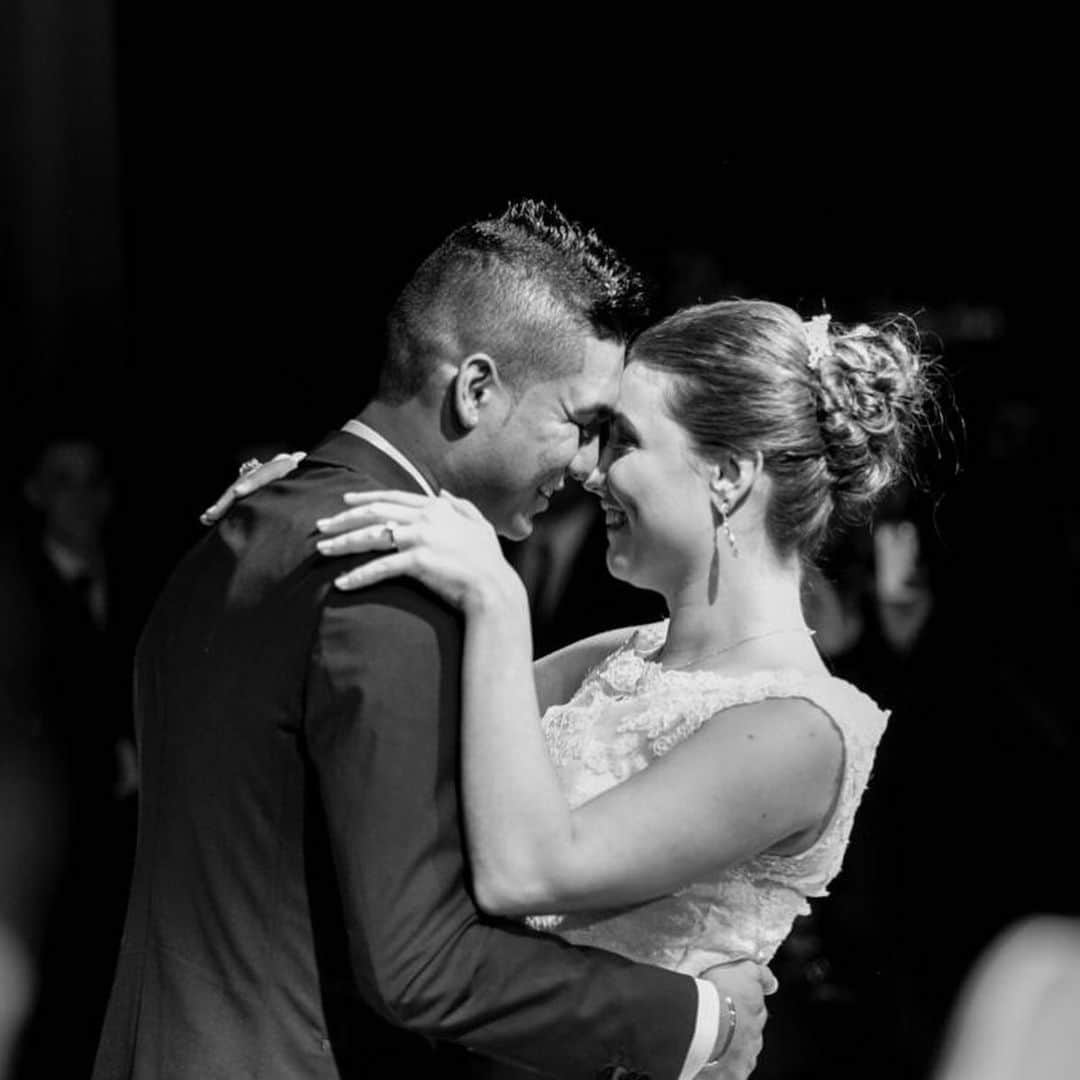 アナ・マリア・カゼミーロのインスタグラム：「🤍28/06/2014🤍 6 anos do dia que falei SIM pro amor da minha vida.  Do dia que começamos nossa familia. ❤️ Aprendemos tanto juntos, crescemos juntos, construímos juntos.  Obrigada amor por nossa familia, por tanto amor, por realizar meus sonhos. Por sonhar junto comigo. 🙏🏻Que Deus continue nos abençoando❣️somos fortaleza, somos uma só carne, um só coração! Te Amo pra sempre✨⭐️ vocês são a minha vida👨‍👩‍👧💛 @casemiro」