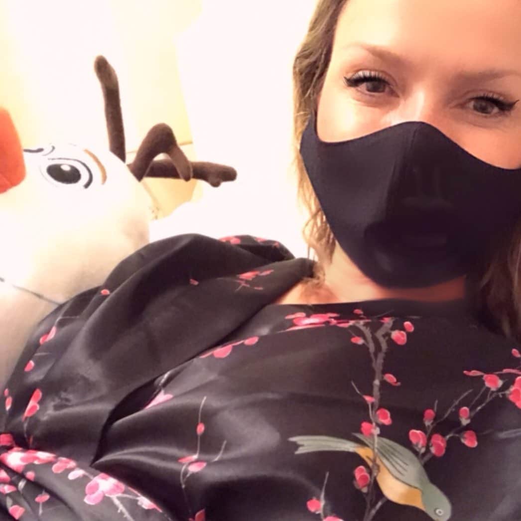 Eliana Michaelichin Bezerraのインスタグラム：「Prontinha para assistir meu programa ao lado do Olaf que Manu deixou pra eu brincar 🥰. Crianças amam, sem usar uma só palavra. É simples assim. P.S.: Sigo assintomática. Obrigada pelo carinho🙏🏻#oamorcura #vaificartudobem #mariapassanafrente #familia #amor #maededois #maedemenino #maedemenina #deusconduz #manuelamrsem #olaf」