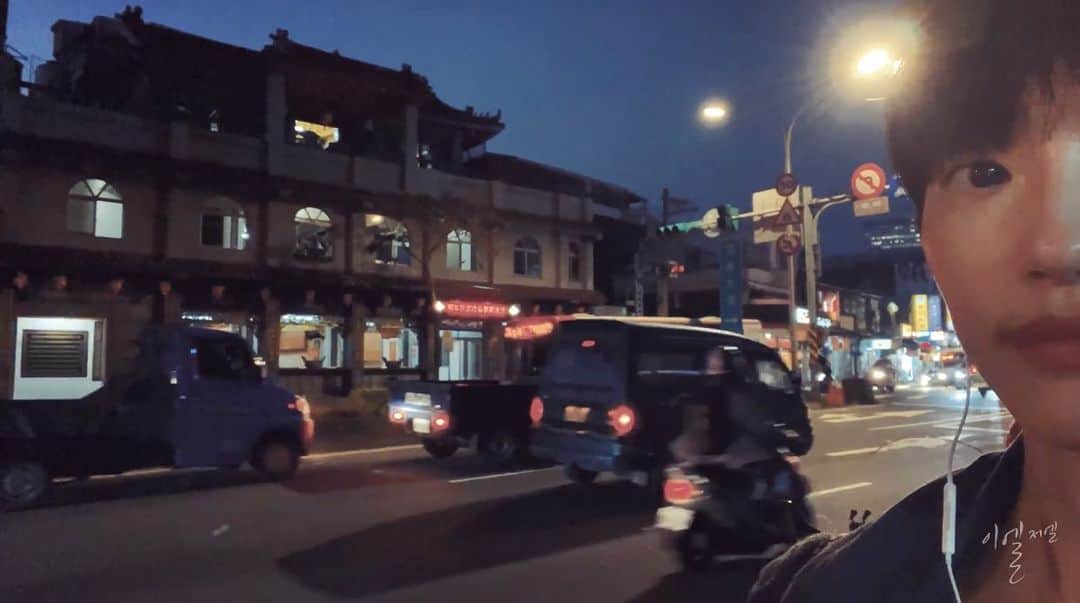 イ・エルのインスタグラム：「_ 드디어! 제 첫 유튜브 영상 편집이 끝났어요! 내일 오후에 이엘저엘 첫 번째 대만편 시작합니다!」