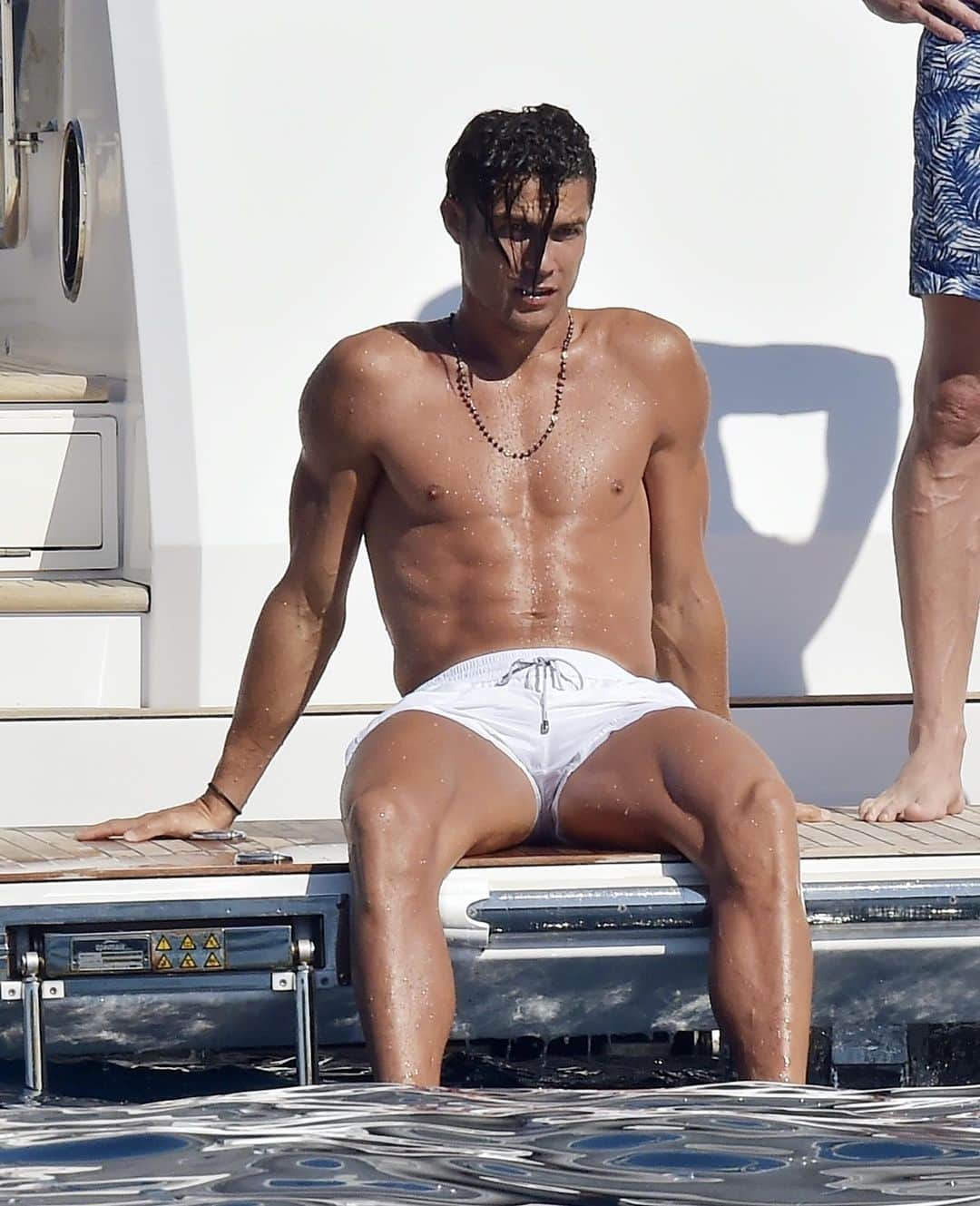 Just Jaredさんのインスタグラム写真 - (Just JaredInstagram)「@cristiano soaks up the sun at sea with @georginagio in Italy. Tap this picture in the LINK IN BIO to see all the hot photos! #cristianoronaldo  #georginarodriguez  Photos: Backgrid」6月29日 2時36分 - justjared