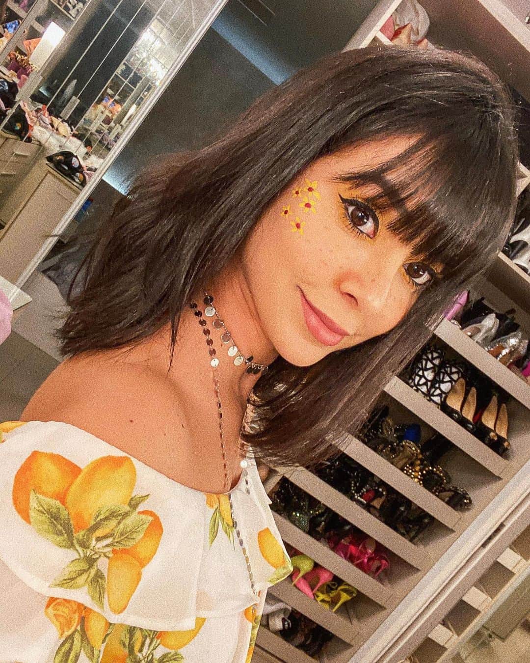 Gabriela Salesのインスタグラム：「De um dia que eu tava até me curtindo 🌼 -  #makesricademarre」