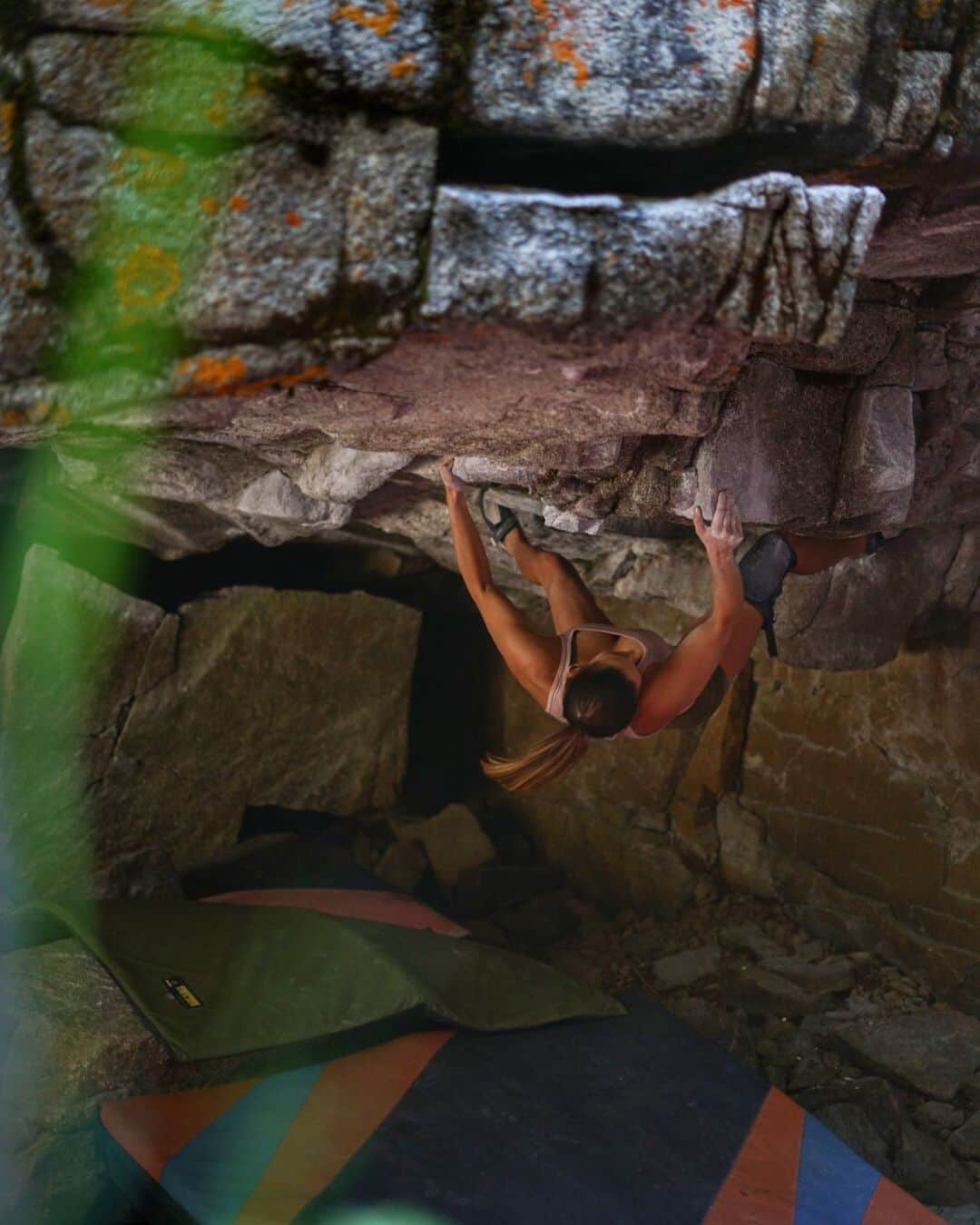 Alexis Mascarenasのインスタグラム：「•Choke Hold- Independence Pass•  This one felt really hard for me and took a while to figure out the right beta but finally finished it up this weekend!!🧡 📸 @a.geiman  #organicclimbing #frictionlabs #tensionclimbing #springsclimbingcenter #climbing #alpineseason #colorado #independencepassbouldering」