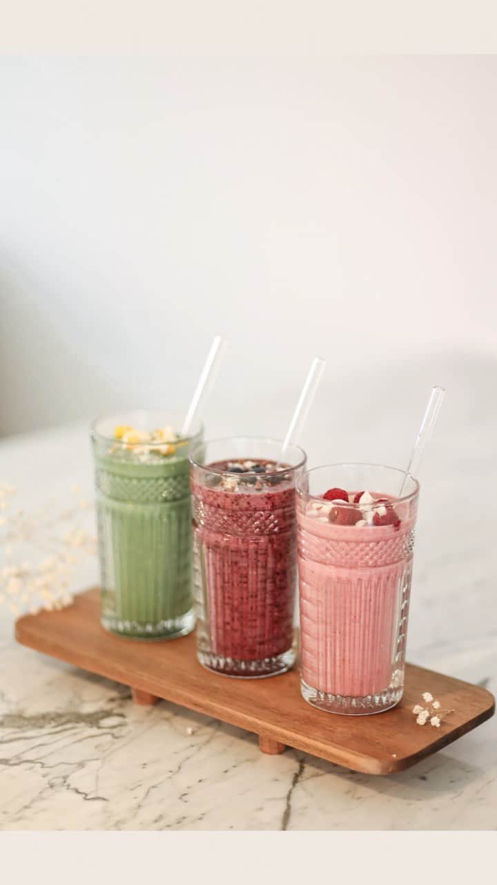 Anna Nyströmのインスタグラム：「Acai/Blueberry, Mango/Avocado & Raspberry/Coconut ♥ Showing how to make them healthy and nutritious using smoothie mixes from @svenskhalsokost . Let me know which one of these 3 flavors you liked the most 😍」