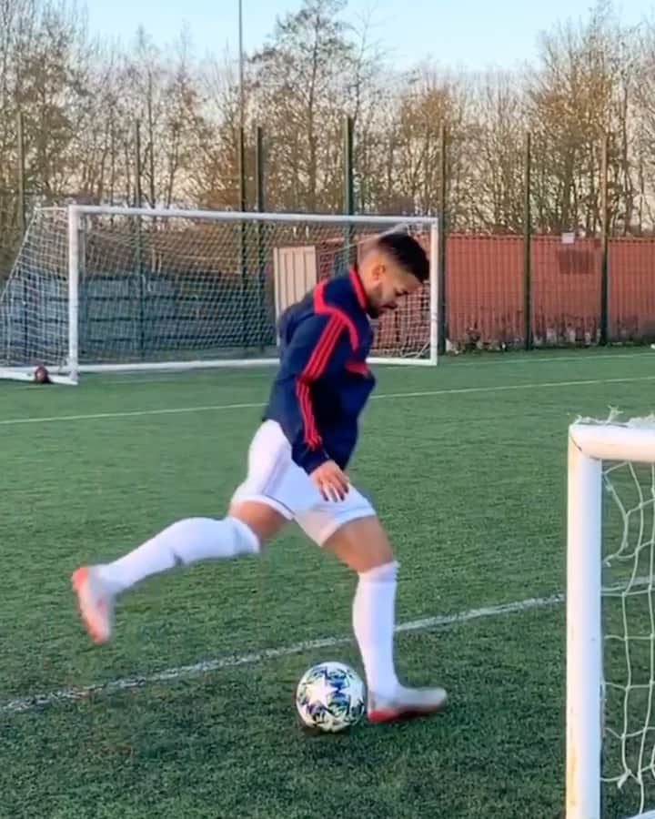 F2Freestylersのインスタグラム：「🗣 “I bet you can’t score from behind the goal...” 😜」