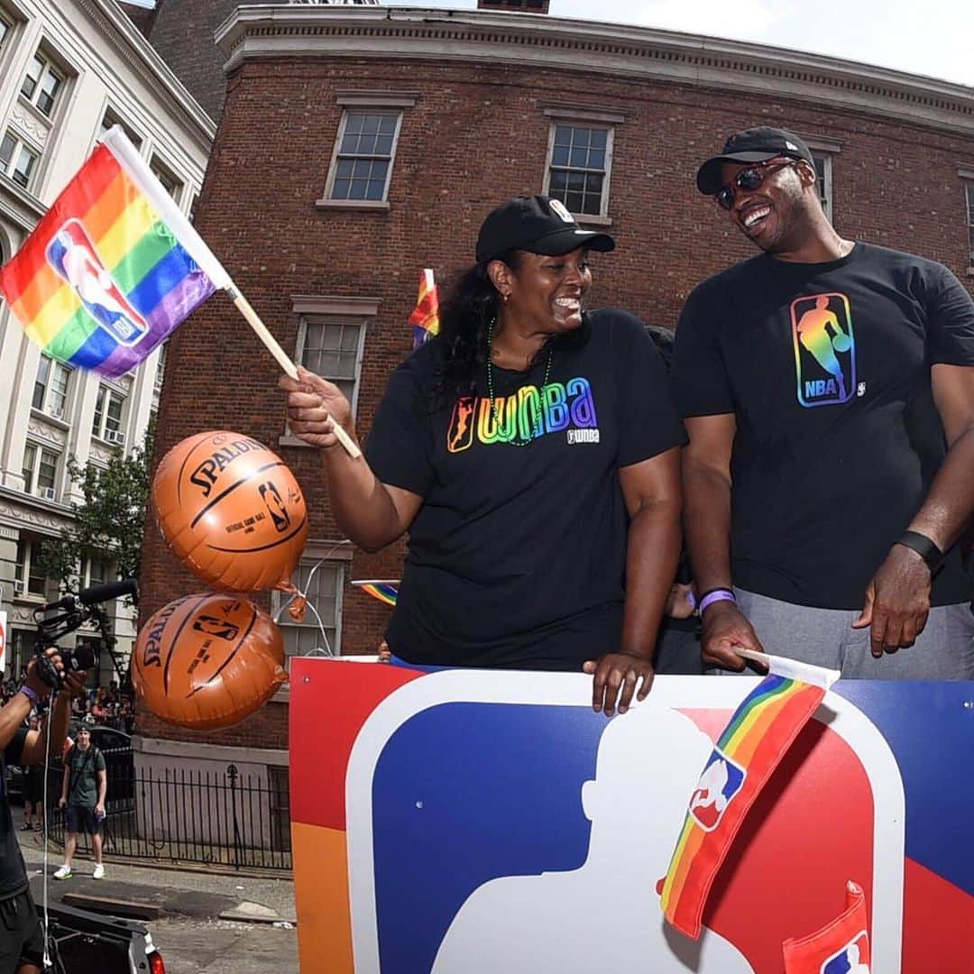NBAさんのインスタグラム写真 - (NBAInstagram)「As several cities celebrate the 50th anniversary of their pride marches, we look back at previous years from the New York City Pride March as the NBA, @wnba, @nbagleague and @NBA2KLeague family showed their support for equality and inclusion in recognition of Pride Month. #NBAPride #WNBAPride」6月29日 3時00分 - nba