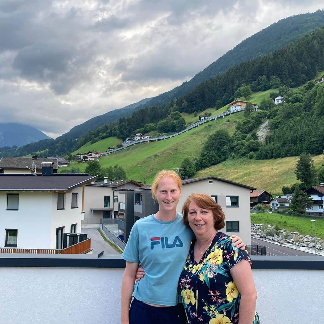 アリソン・バン・アイトバンクさんのインスタグラム写真 - (アリソン・バン・アイトバンクInstagram)「Big love in austria 🏔🇦🇹❤️ @greetjeminnen @kristalaemers #sellrain #austria #mountains #qtime」6月29日 3時04分 - alison_van_uytvanck