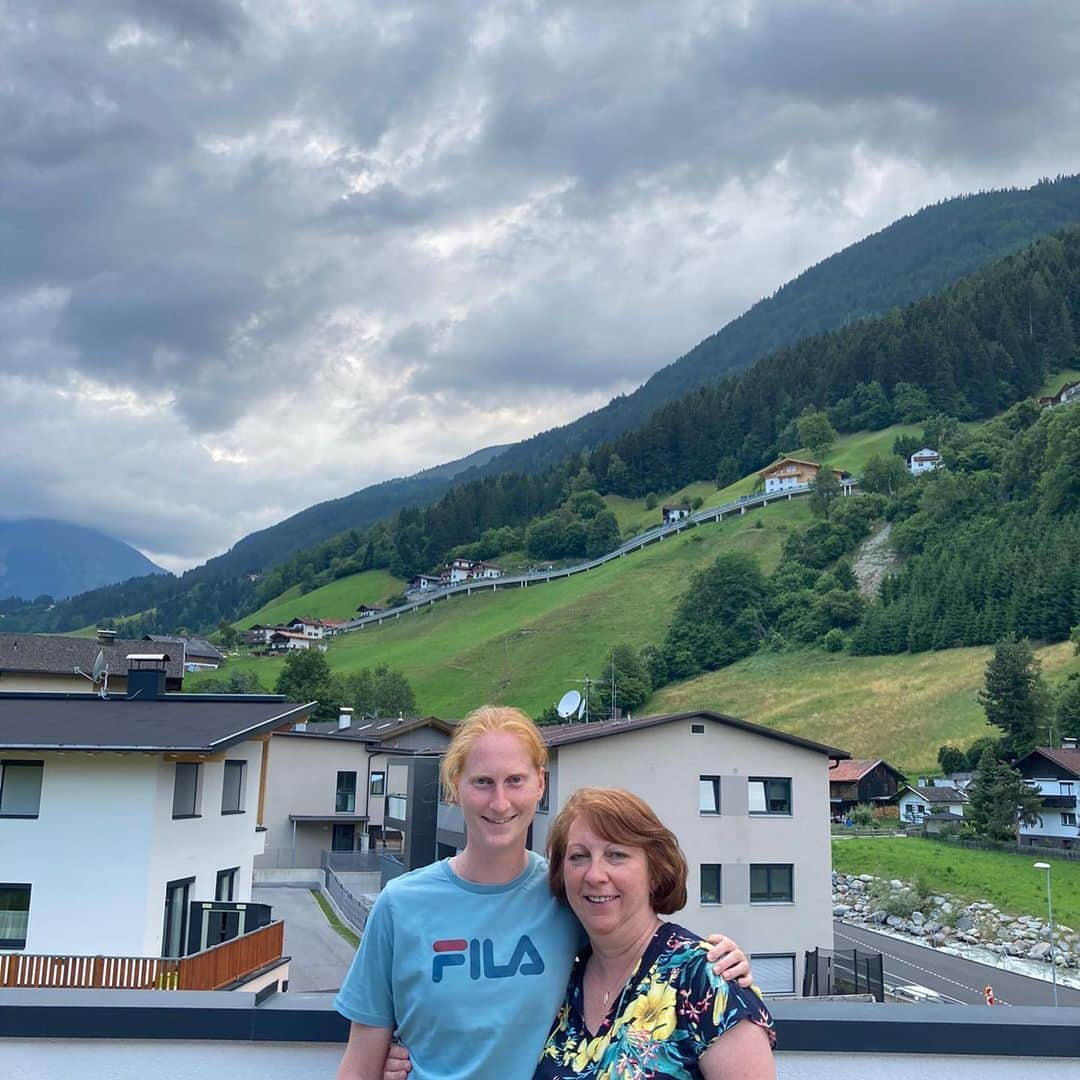 アリソン・バン・アイトバンクさんのインスタグラム写真 - (アリソン・バン・アイトバンクInstagram)「Big love in austria 🏔🇦🇹❤️ @greetjeminnen @kristalaemers #sellrain #austria #mountains #qtime」6月29日 3時04分 - alison_van_uytvanck