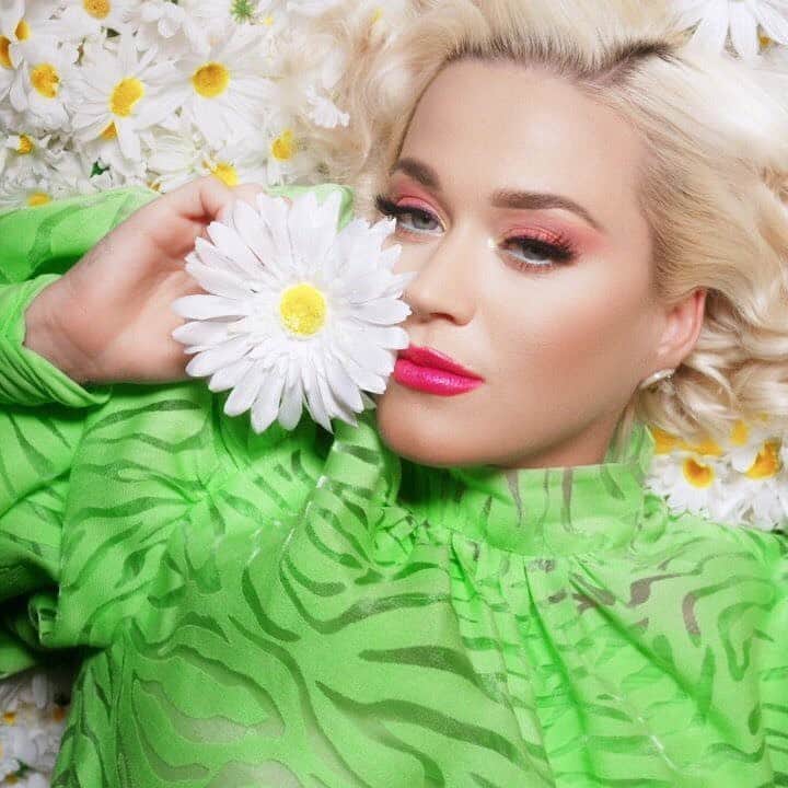 Vevoさんのインスタグラム写真 - (VevoInstagram)「CAN'T👏CANCEL👏PRIDE👏 🏳️‍🌈 Watch the video for @KatyPerry's remix of #Daisies ft. a medley of some KP hits. ⠀⠀⠀⠀⠀⠀⠀⠀⠀ ▶️ [link in bio] #KatyPerry #Pride #HappyPride #pridemonth」6月29日 3時16分 - vevo