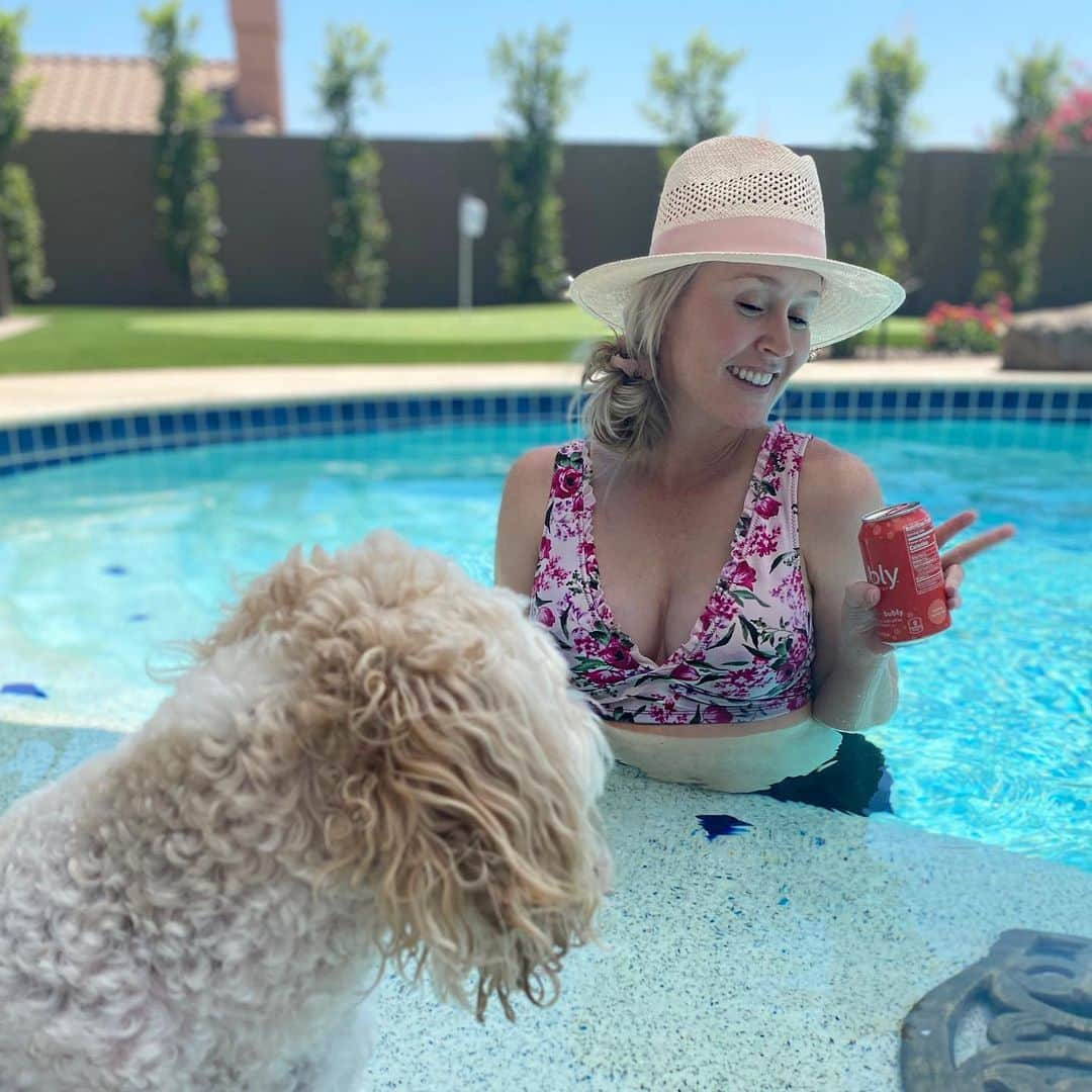 ブレア・オニールさんのインスタグラム写真 - (ブレア・オニールInstagram)「Doggie paddle day 💦 🐶  Happy Sunday ☀️ Cozi can’t get enough of the water! 🤍 #waterdog」6月29日 3時12分 - blaironealgolf