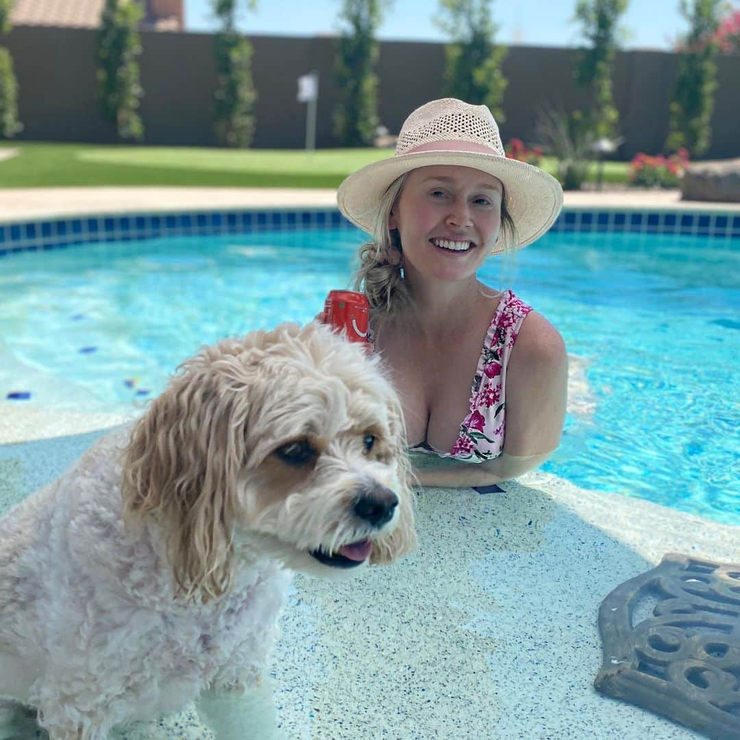 ブレア・オニールさんのインスタグラム写真 - (ブレア・オニールInstagram)「Doggie paddle day 💦 🐶  Happy Sunday ☀️ Cozi can’t get enough of the water! 🤍 #waterdog」6月29日 3時12分 - blaironealgolf