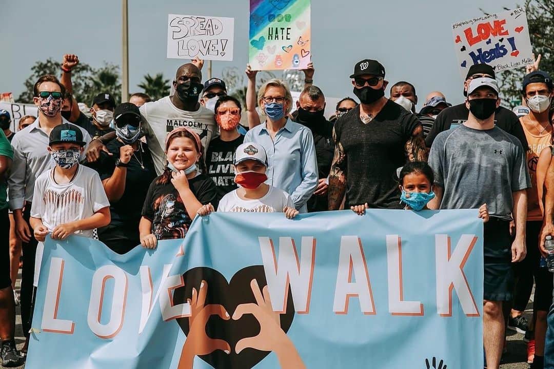 WWEさんのインスタグラム写真 - (WWEInstagram)「Hundreds gathered in downtown Tampa Saturday morning for @titusoneilwwe and @davebautista’s Love Walk. 📸: @octaviojones @fotoboho」6月29日 3時25分 - wwe