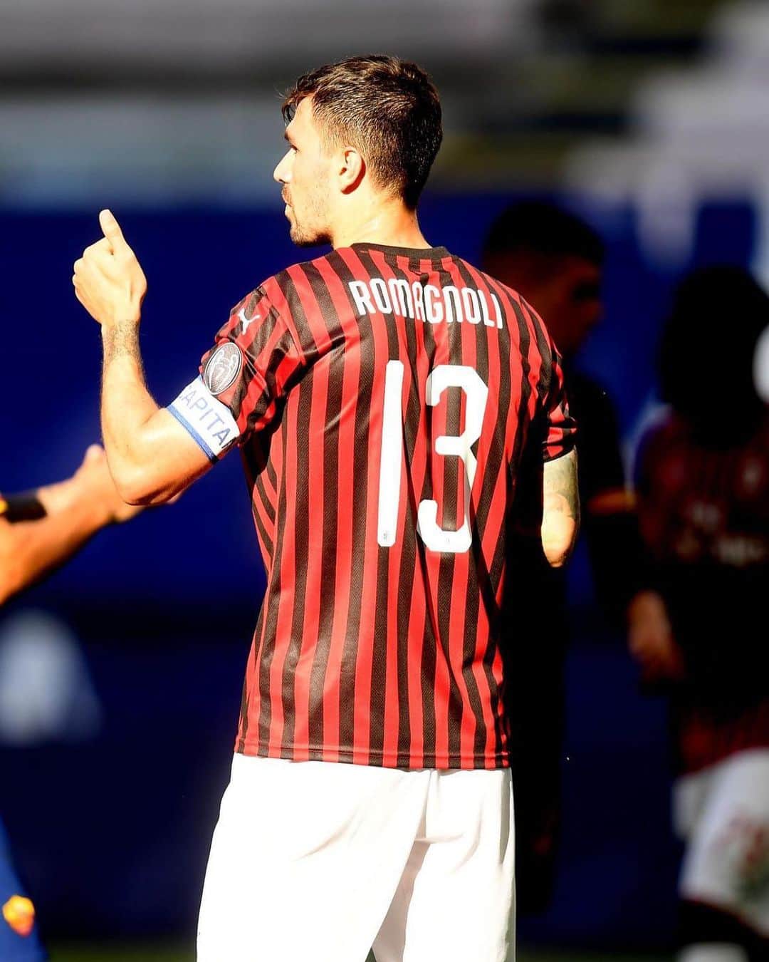 アレッシオ・ロマニョーリのインスタグラム：「Una grande vittoria di squadra che ci deve dare ancora più stimoli per il finale di stagione. 🔴⚫️ @seriea #MilanRoma @acmilan」