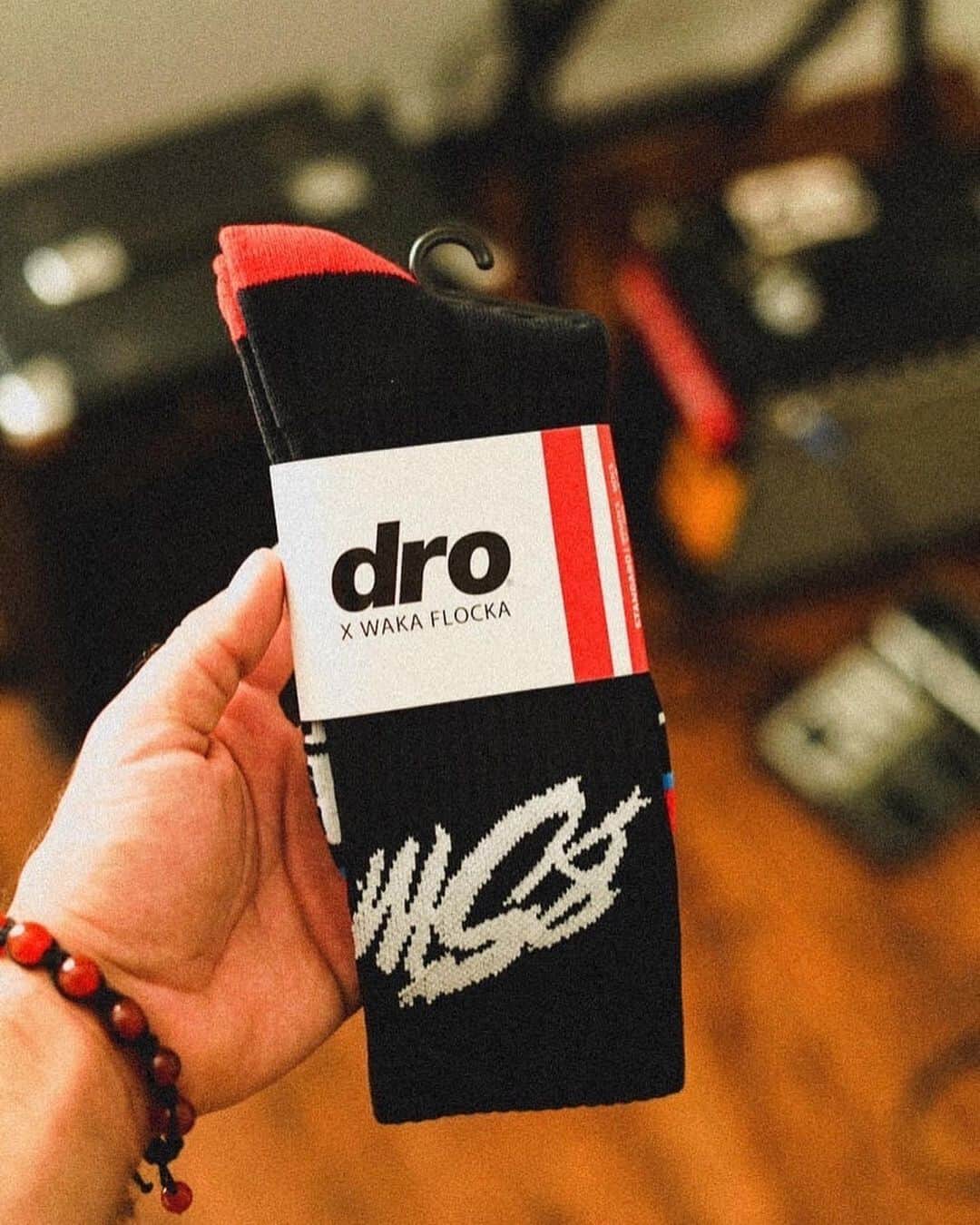 ワカ・フロッカ・フレイムのインスタグラム：「Hope y’all fucking with my collab with @drolife  #BSK #BrickSquadSkate」