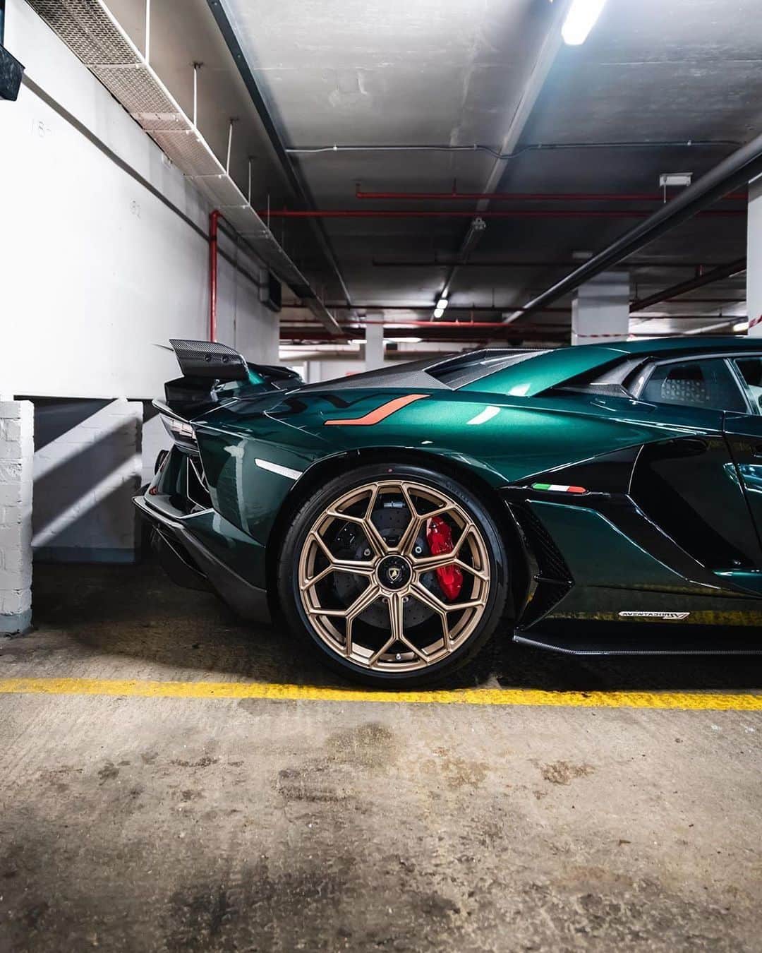 CarsWithoutLimitsさんのインスタグラム写真 - (CarsWithoutLimitsInstagram)「Verde Hydra #AventadorSVJ Photos @tfjj  #carswithoutlimits」6月29日 3時32分 - carswithoutlimits