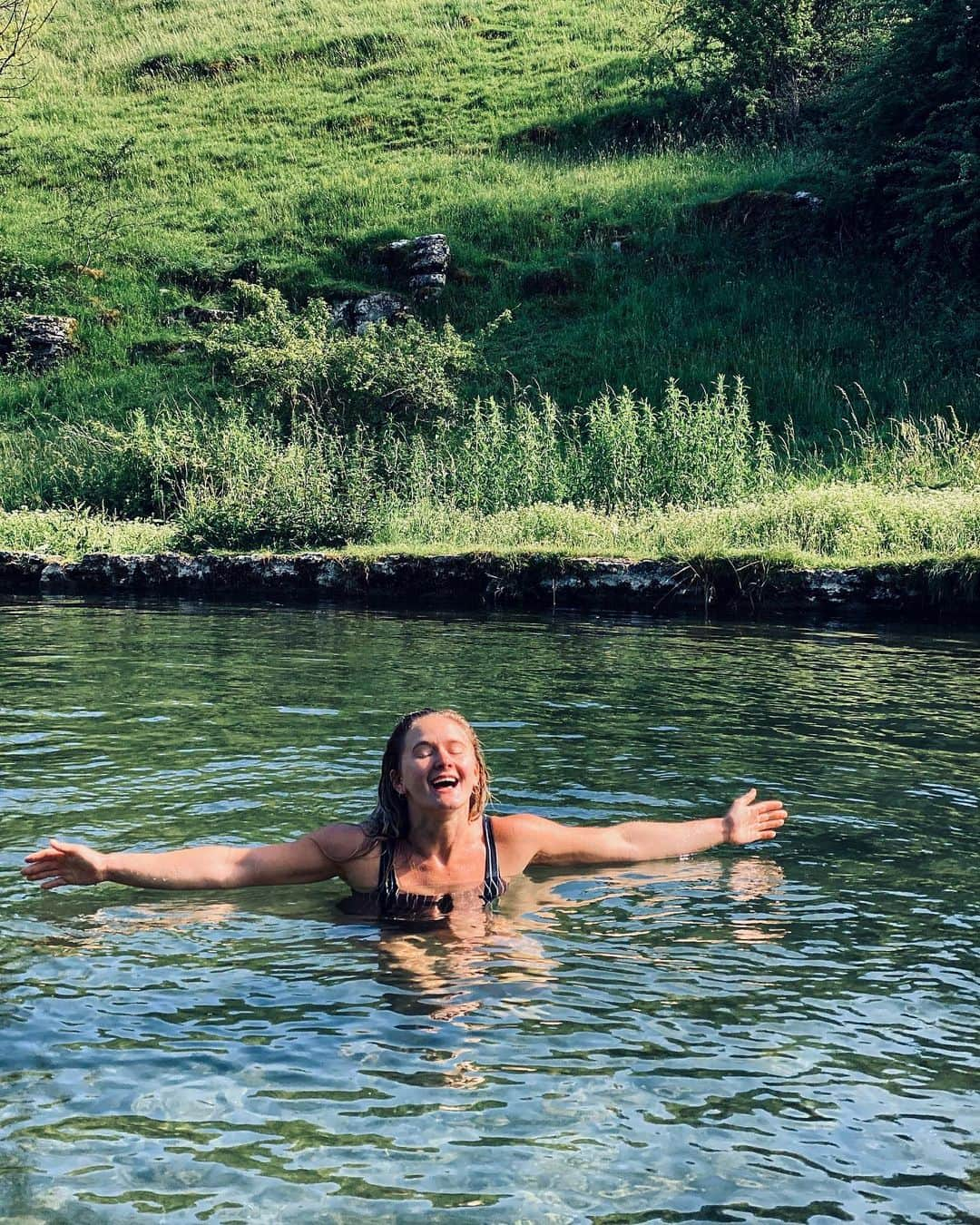 シャウナ・コックジーさんのインスタグラム写真 - (シャウナ・コックジーInstagram)「Sunshine and showers. A true British summer. It was pouring with rain and sky was an ominous dark shade of grey when we got in the water. It was rather wild but I have to say I much preferred it when the sky unexpectedly cleared and sun shone proud and bright out of nowhere.」6月29日 3時43分 - shaunacoxsey