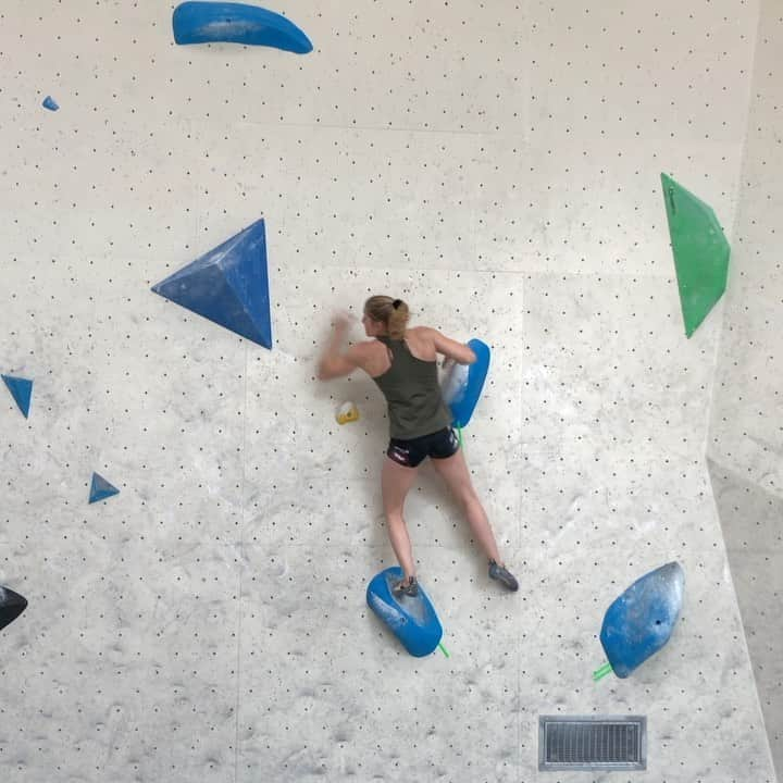 ジェシカ・ピルツのインスタグラム：「Two weeks ago we had the opportunity to test our route setting skills and set our own boulders. Although it was super challenging we did a good job I think 😊💪 #routesetting #bouldering #training」