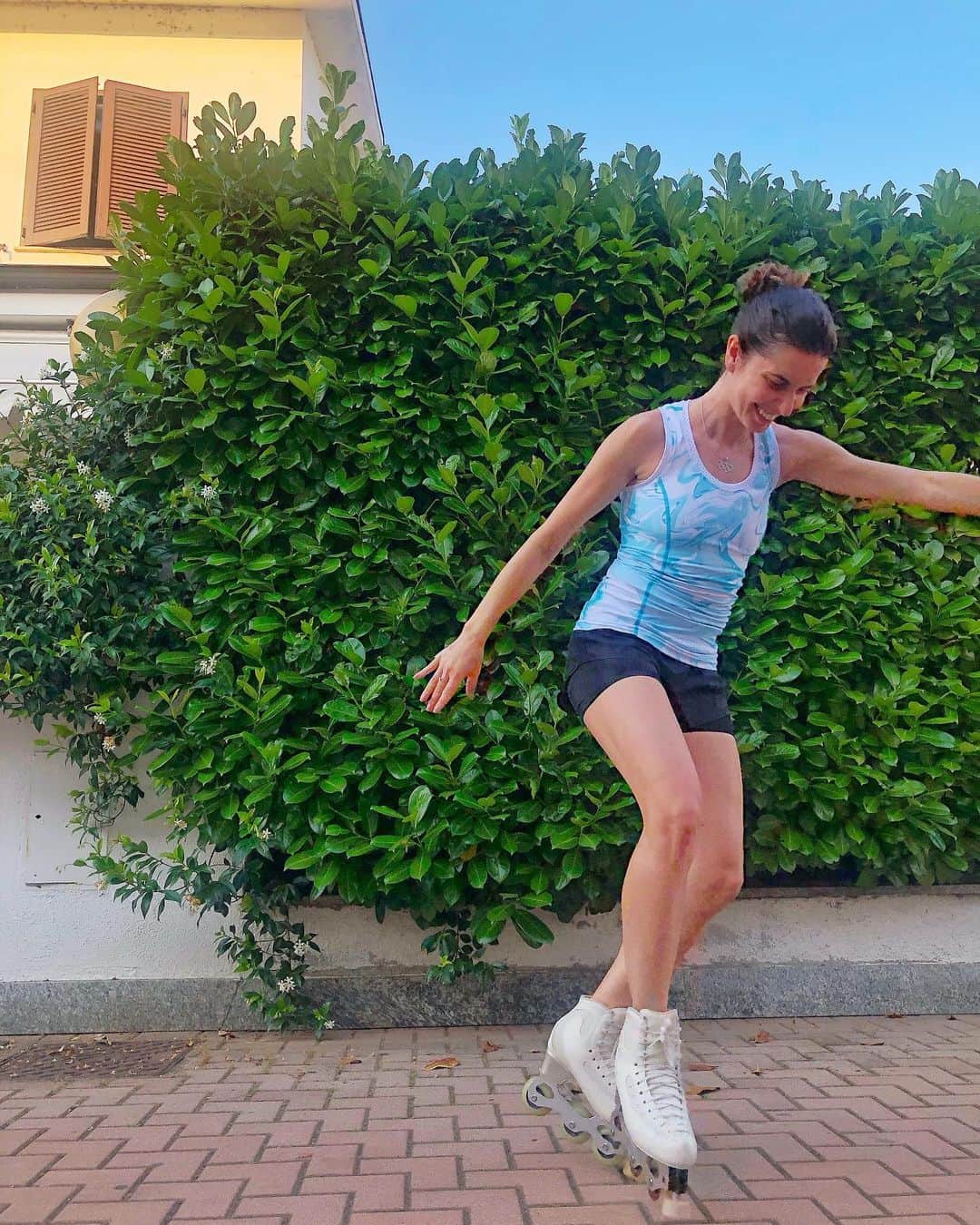 ヴァレンティーナ・マルケイのインスタグラム：「‼️GIVEAWAY SUNDAY ‼️ Want to be the first to get your hands on the #ChiqueSport Limited Edition Summer Collection?!🌸🦋☁️ To enter: 1. Follow me and @chiquesport 2. Tag 5 friends below in the comments 3. Share this post to your story tagging @chiquesport  Shop now with 10% OFF with code SUMMER10!  Giveaway ends 30/6  #Win #Giveaway"  Vuoi vincere il nuovo top della summer collection di @chiquesport ?  Per tentare la fortuna devi: 1. Seguire me e @chiquesport  2. Taggare 5 amici nei commenti 3. Mettere questo post nelle tue story taggando @chiquesport  Il giveaway scade martedì 30 giugno!😉 Buona fortuna!😘」