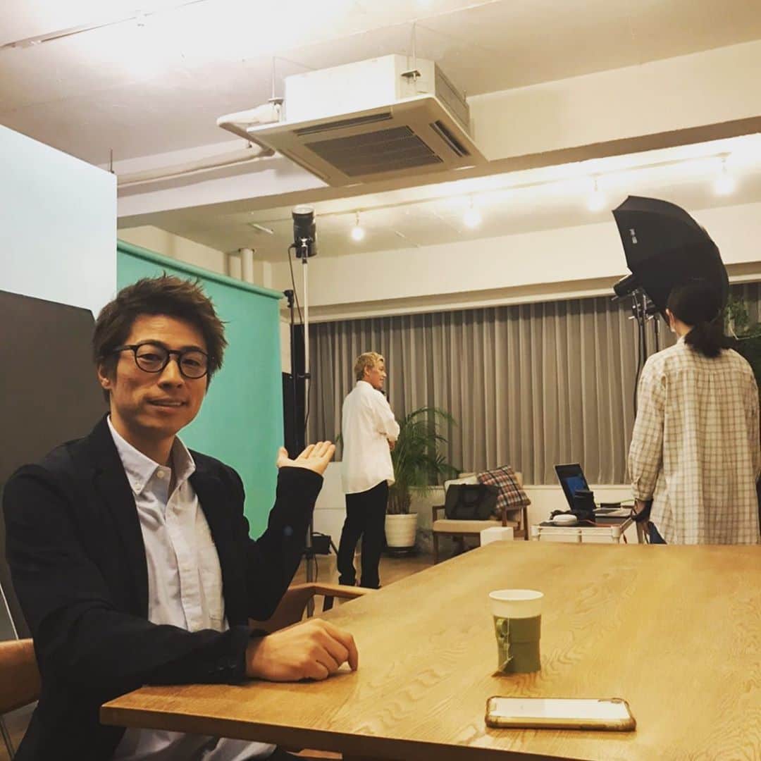 田村淳のインスタグラム：「金髪さんが写真を撮られてるよ^_^」
