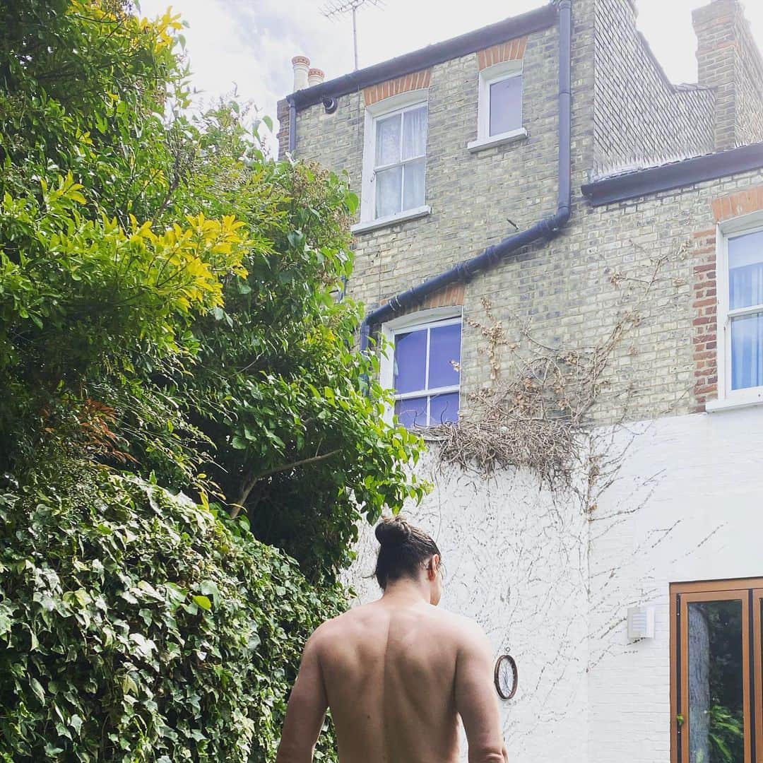 カヤ・スコデラリオのインスタグラム：「Oh no. He’s got a man bun now. Send help 😱😱😱」