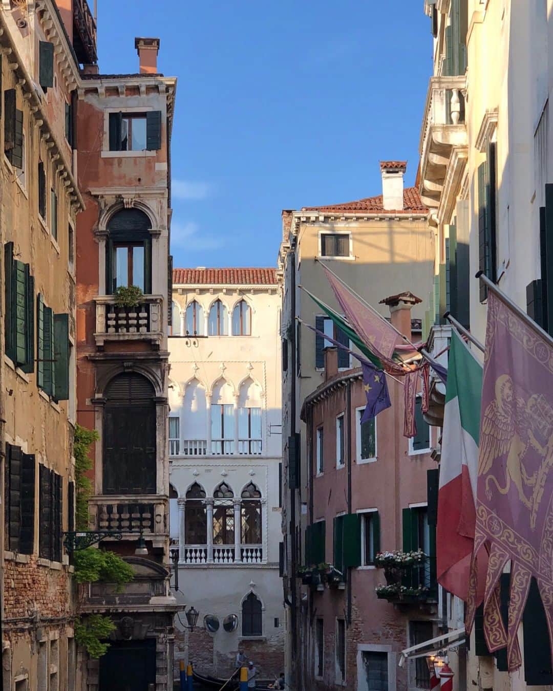 デレクラムさんのインスタグラム写真 - (デレクラムInstagram)「Pre-fall 2020 inspiration: the enduring allure of Venice. #DerekLam #10Crosby #PF20」6月29日 4時00分 - dereklam