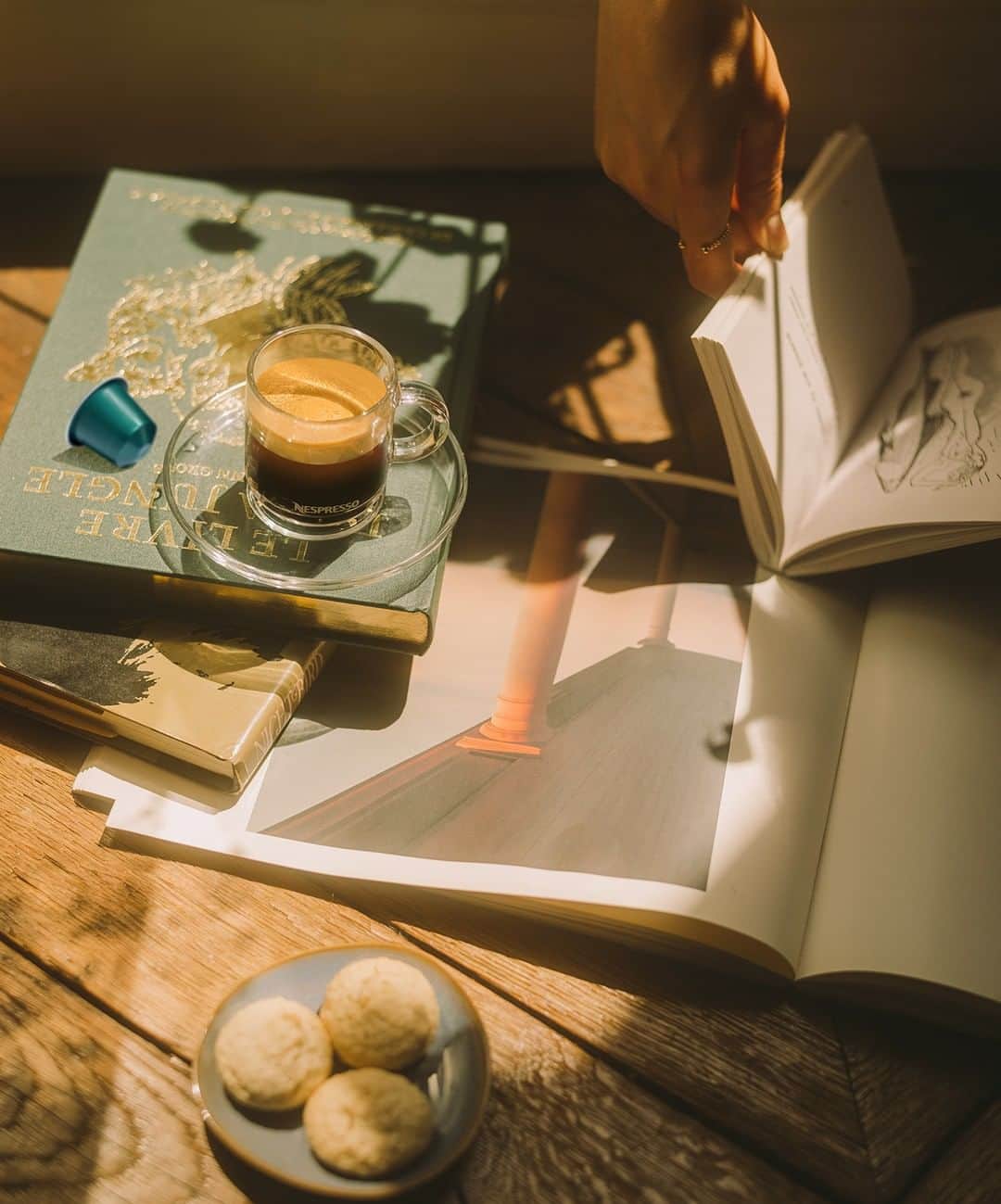 Nespressoさんのインスタグラム写真 - (NespressoInstagram)「Sometimes it's nice to end your day the same way you started it. Whether you're enjoying your coffee with the first rays of the morning light, or are sipping as the shadows grow long from a day well-spent, we hope you find inspiration during your Nespresso moment today.  📷: @virgile.guinard  #NespressoMoments #ElevateYourSummer #SummerAtHome #CoffeeLover #WhatElse」6月29日 3時59分 - nespresso
