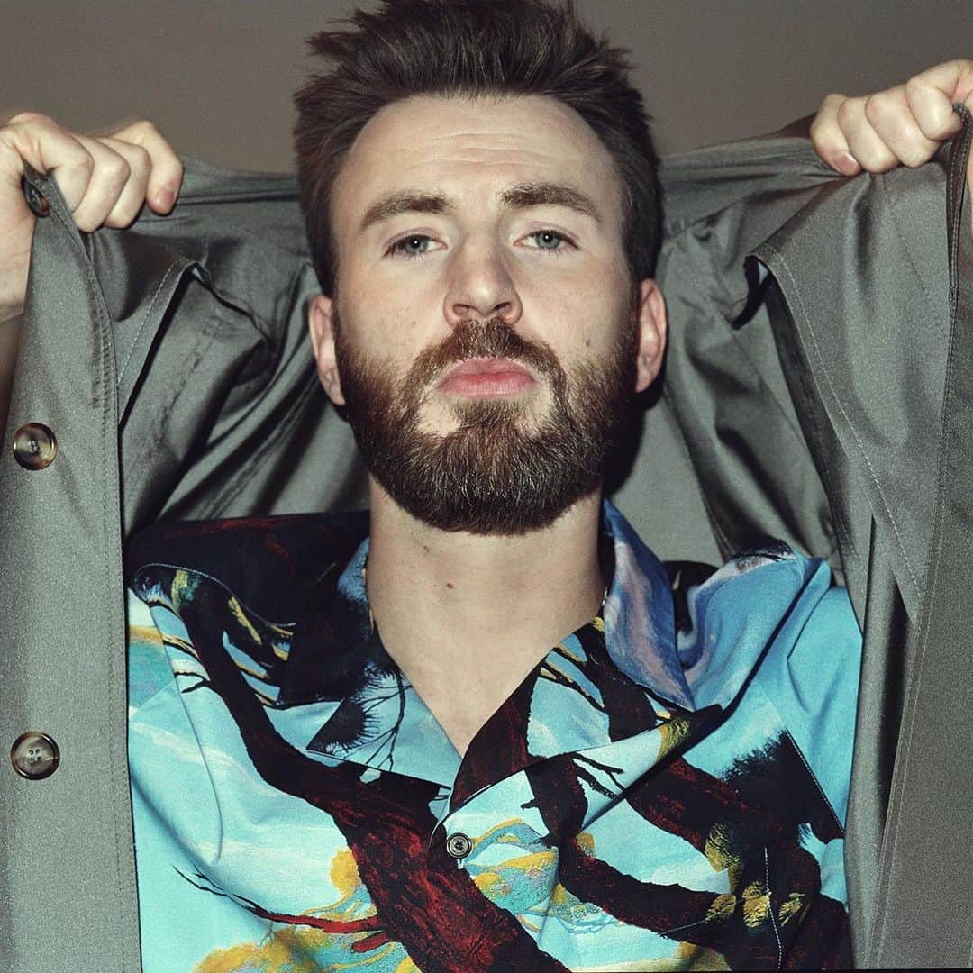 Valentinoさんのインスタグラム写真 - (ValentinoInstagram)「Vibrant fantasy prints made in collaboration with #RogerDean for the #ValentinoMenSS20 collection were shot for @mensunotw, @tomiadeyemi for @teenvogue, @chrisevans in @esquire, @michaelxufuhuang, Harpers Bazaar Mens Style China, and @jrmalek in @gqmiddleeast.」6月29日 4時08分 - maisonvalentino