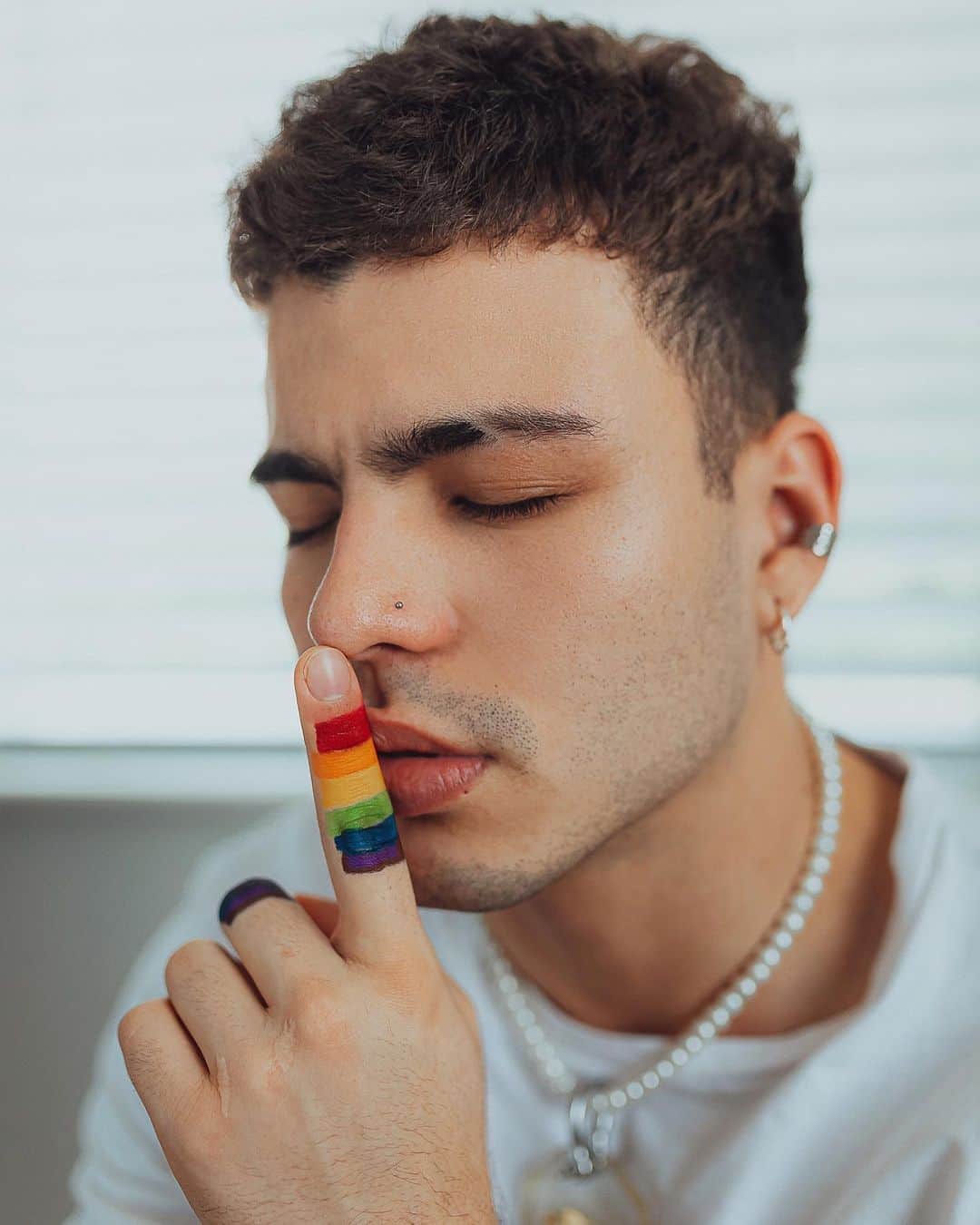 Sebastián Villalobosさんのインスタグラム写真 - (Sebastián VillalobosInstagram)「Nadie debería callar lo que realmente es 🏳️‍🌈 #pride ——————— by @phraa」6月29日 4時09分 - sebas
