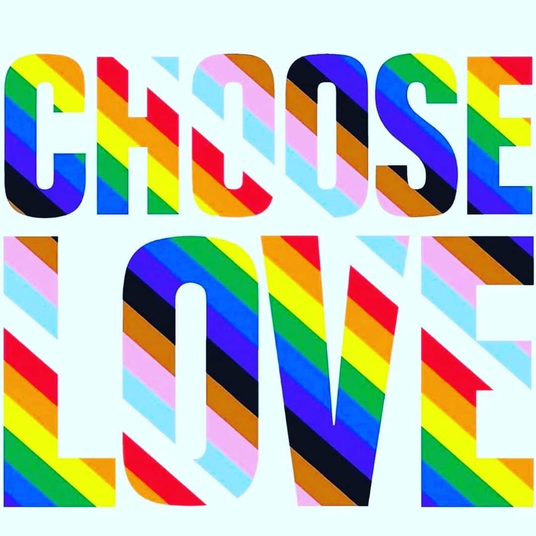 ジェイミー・アレクサンダーのインスタグラム：「Happy Pride! 🏳️‍🌈❤️🧡💛💚💙💜 #chooselove #loveislove 🌈 #happypride」