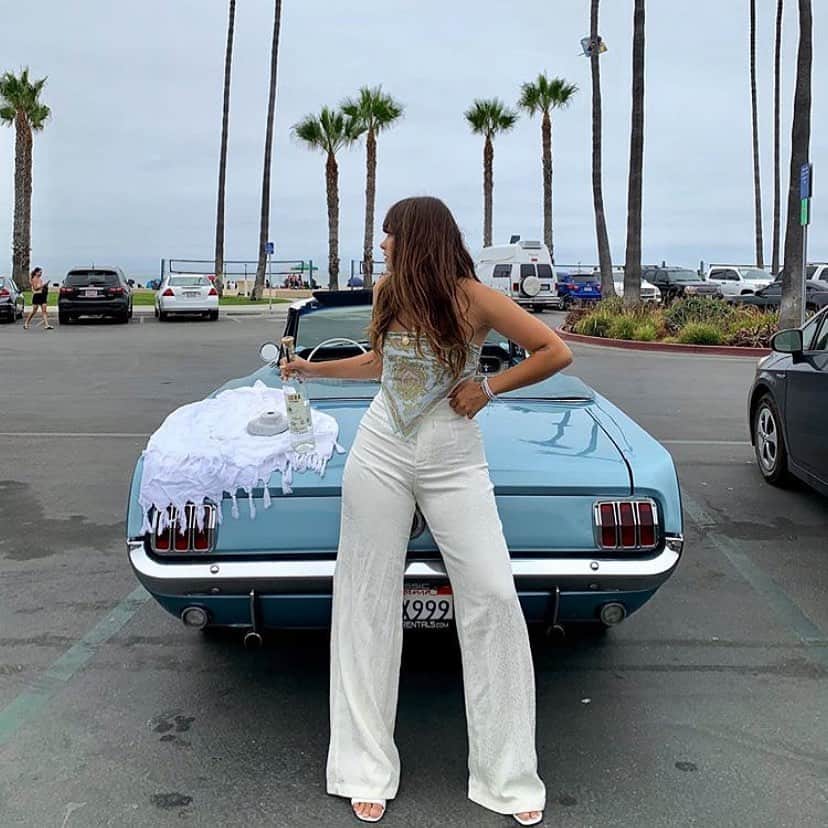 ブルーライフのインスタグラム：「mega babe @cassidyblisscooper brightening June gloom in our trent pant. we’re obsessed! tap to shop ⛅️✨💛🕊 #shopplanetblue」