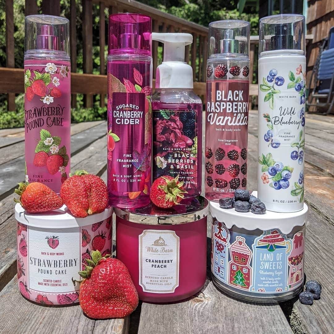 Bath & Body Worksさんのインスタグラム写真 - (Bath & Body WorksInstagram)「🍓 #WeLoveSale so berry much! 🍓Drop some fruit emojis in the comments below to tell us your favorite fruity fragrance! 👇」6月29日 4時12分 - bathandbodyworks