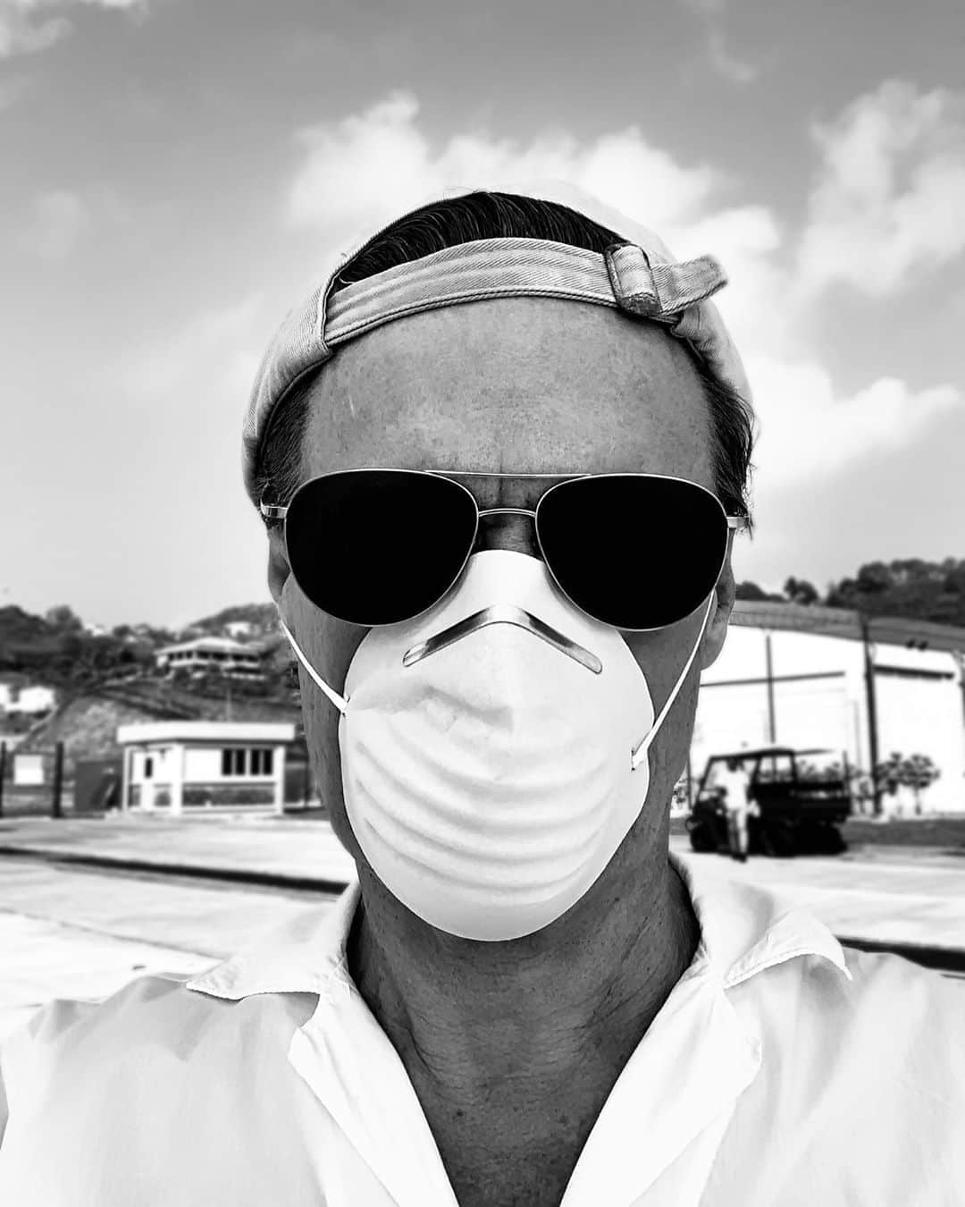 ブライアン・アダムスのインスタグラム：「Masks reduce transmission of the COVID-19 by 90% more or less. So wear a mask when in public. Massive respect to all the health care professionals that have to wear them all day long for their jobs. Thank you. #wearamask #covid19 😷」
