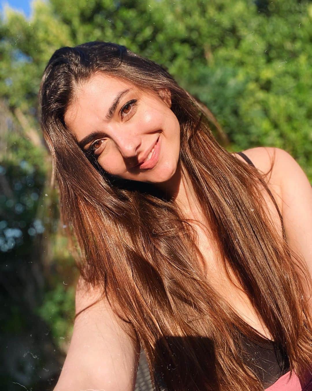 レイチェル・レビンのインスタグラム：「Have you ever listened to the same song over and over for an hour.. what was the last song you listened to?? I listened to survivor by Beyoncé so many times that I felt hot and decided to take selfies」