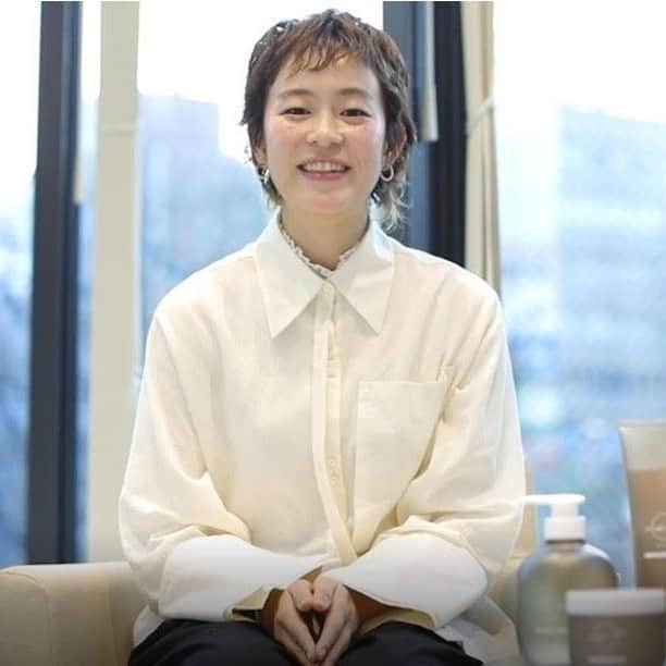リジョブ さんのインスタグラム写真 - (リジョブ Instagram)「こだわりが光る！ サロン専売プロダクト名鑑 『エニック スキンケアシリーズ／Ash・NYNY』 @ash_ginza  @nyny_official_account  @ennic_org_  各サロンで開発されたプロダクトについて、開発者にインタビューを実施。毎回様々なヘアサロンの専売商品をご紹介します。「自社開発したい！」「他社のこだわりを知りたい！」という方はぜひ参考にしてみてください。  前回ご紹介したAshとNYNYを展開する（株）アルテサロンホールディングスが開発した「エニック」のヘアケアシリーズに続いて、今回はスキンケアシリーズを取り上げます🌻 ※記事は @morerejob のプロフィール欄のリンク先からチェックできます。  #美容師 #美容師アシスタント #スタイリスト #美容師スタイリスト #美容学生 #美容学校生 #就職 #転職 #求人サイト #リジョブ #morerejob #美容院 #サロン内装 #商品開発 #自社開発 #エニック #スキンケア #スキンケア商品 #コンセプト #ash #nyny #ennic #中山寿々江」6月29日 10時00分 - morerejob