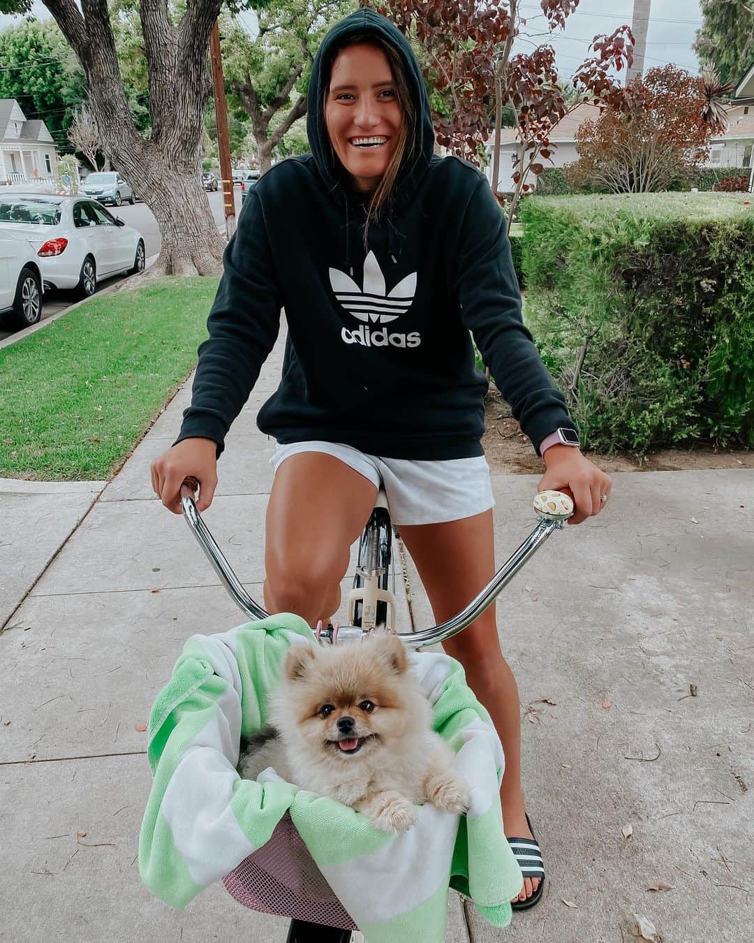 テトリ・ディクソンのインスタグラム：「Catch me ridin dirty around Old Towne Orange... in my best quarantine purchase yet🚲💨」