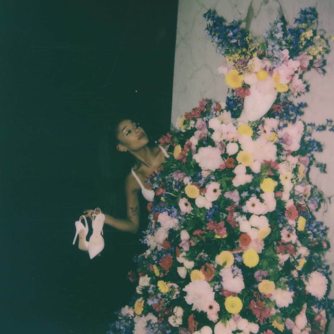 Vogueさんのインスタグラム写真 - (VogueInstagram)「This weekend, @ArianaGrande turned 27 and threw herself a birthday party inspired by a flower-filled cult horror film. Essentially, the bar has officially been raised for how to nail themed parties. Tap the link in our bio for details. #regram @arianagrande」6月29日 4時45分 - voguemagazine
